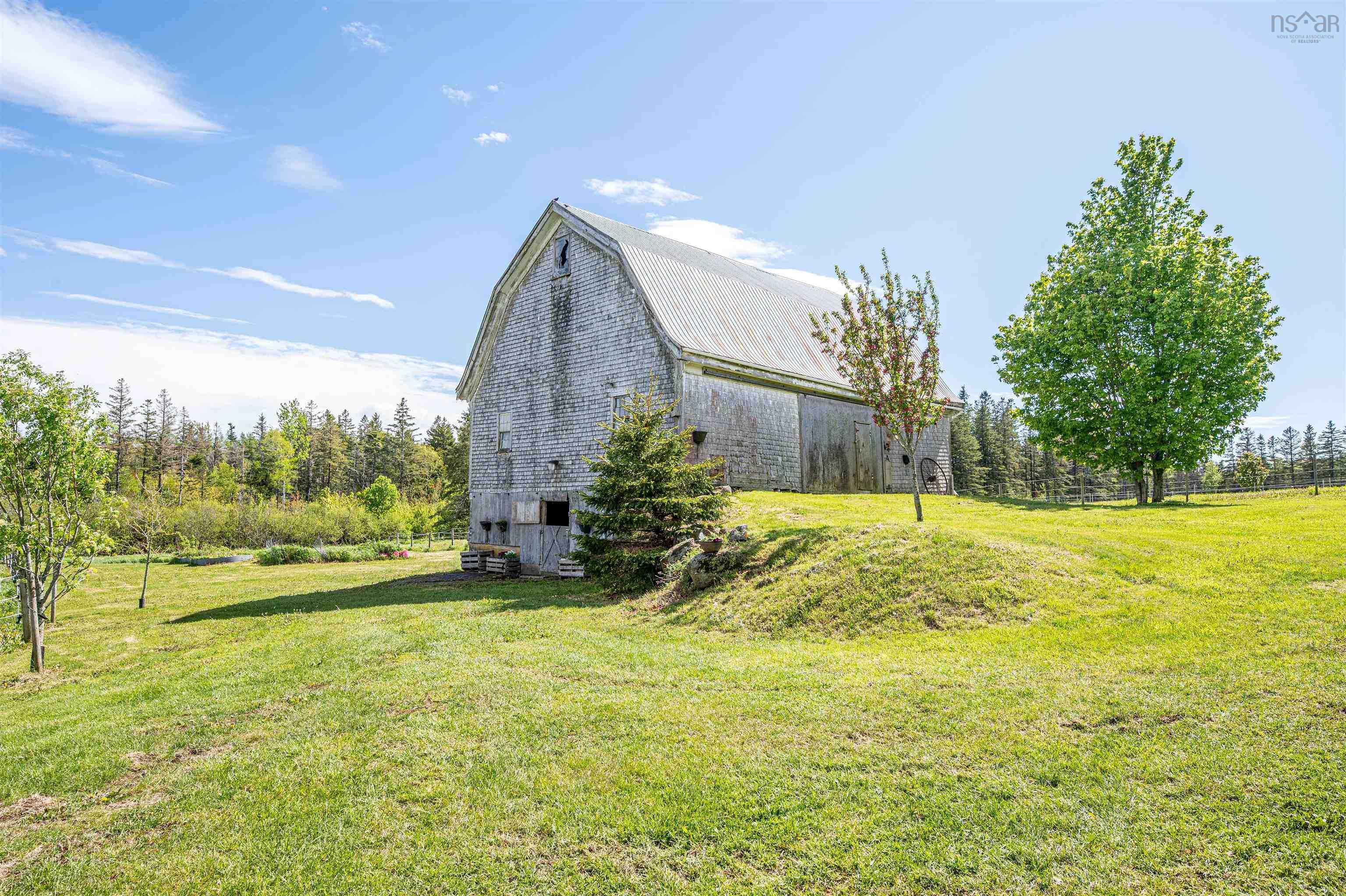 $1,190,000.00: 135 Bennetts Bay Road, Arlington