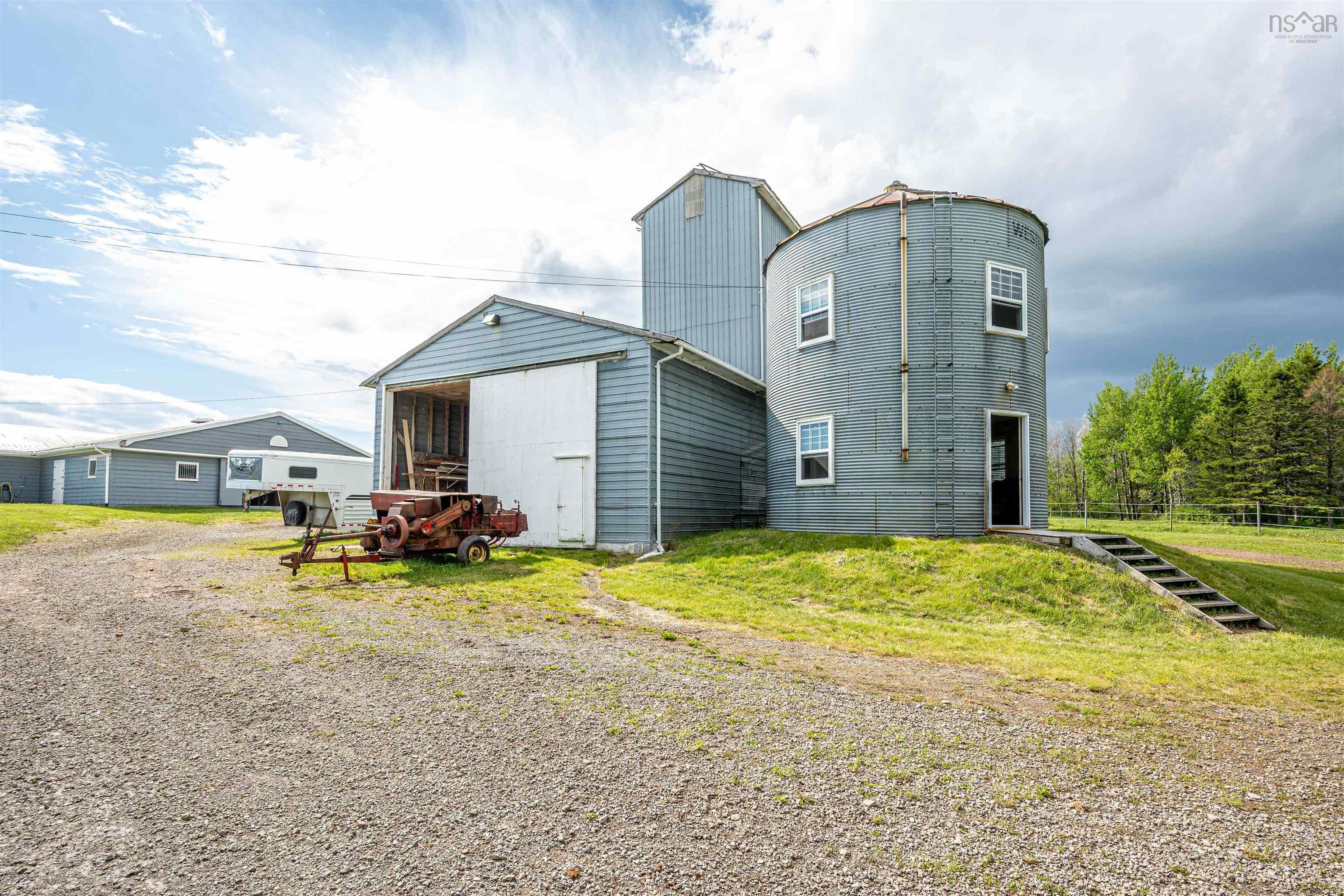 $1,190,000.00: 135 Bennetts Bay Road, Arlington