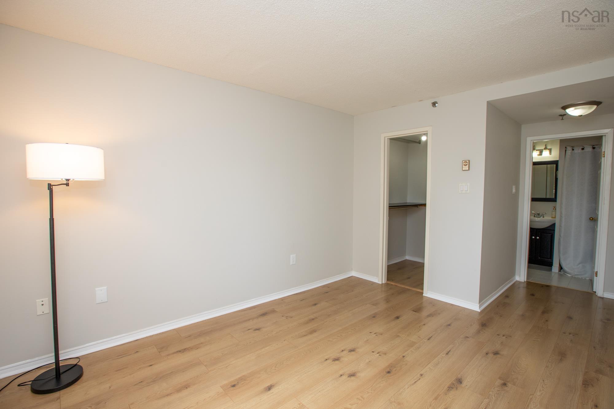 $359,900.00: 408 61 Nelsons Landing BLVD Boulevard, Bedford