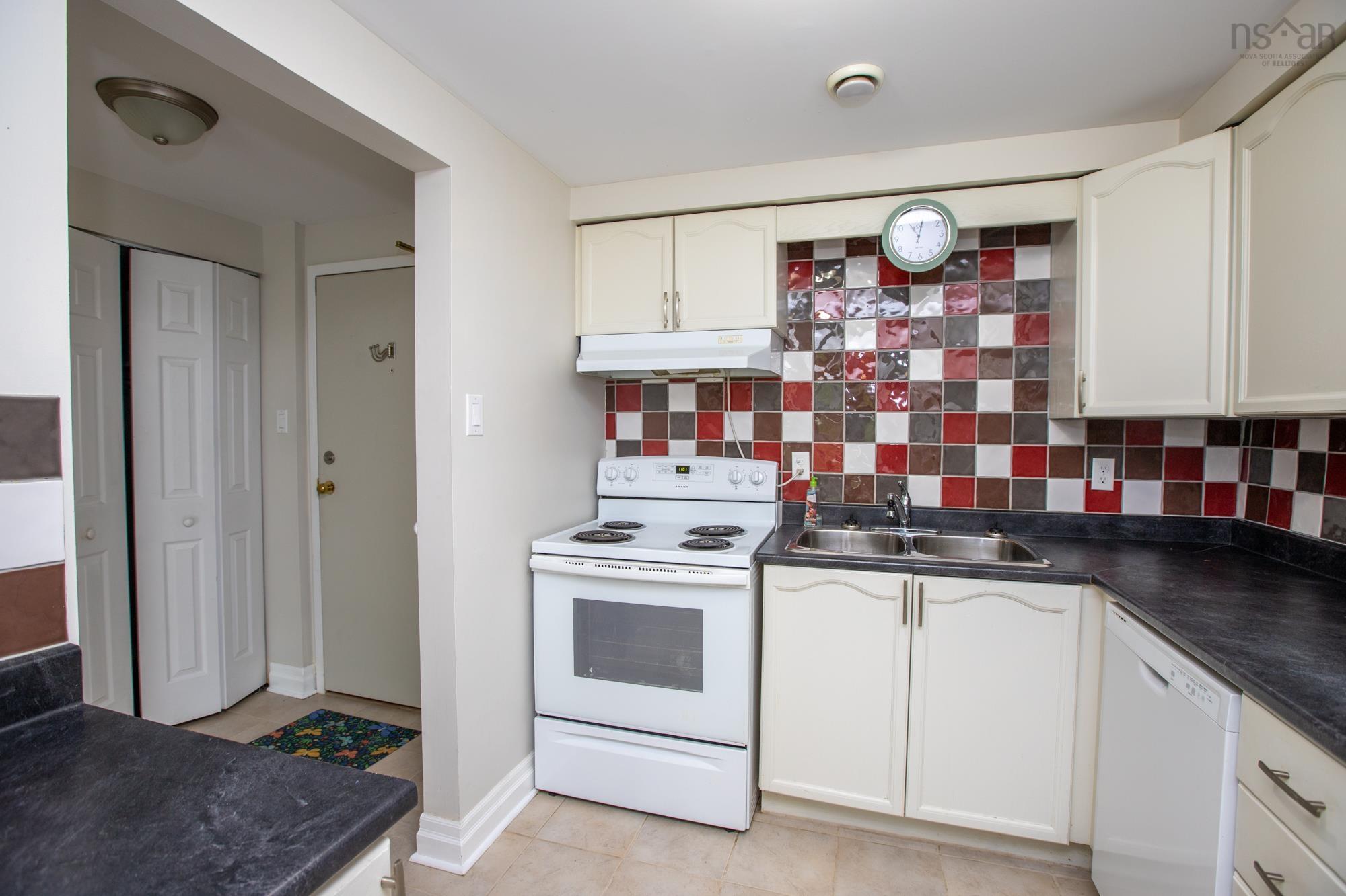 $359,900.00: 408 61 Nelsons Landing BLVD Boulevard, Bedford