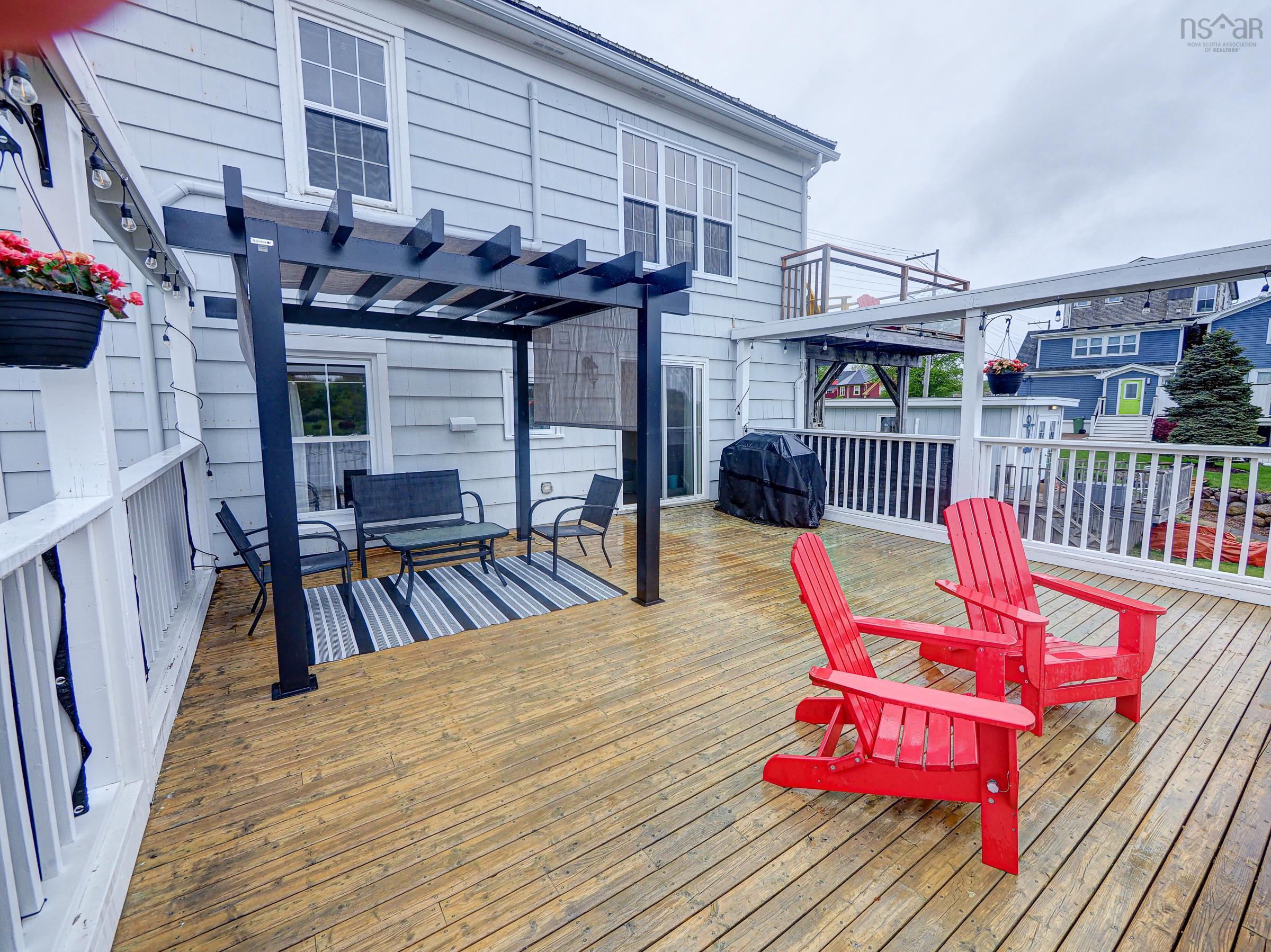 $2,399,000.00: 617, 619 & 621 Main Street, Mahone Bay