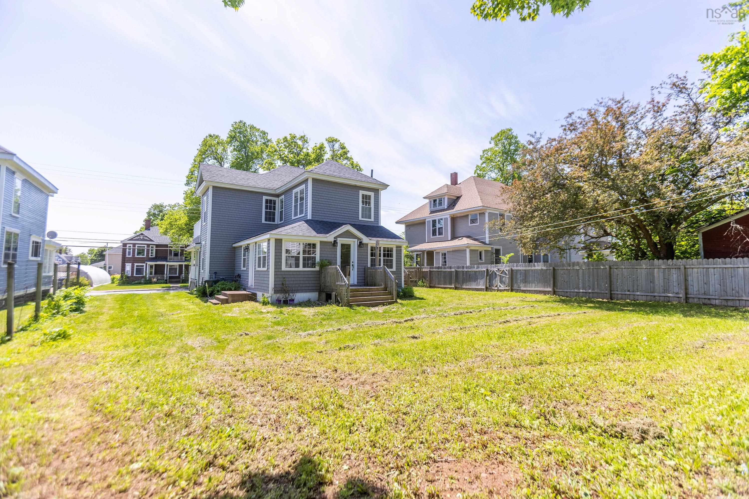 $429,900.00: 124 Church Street, Amherst
