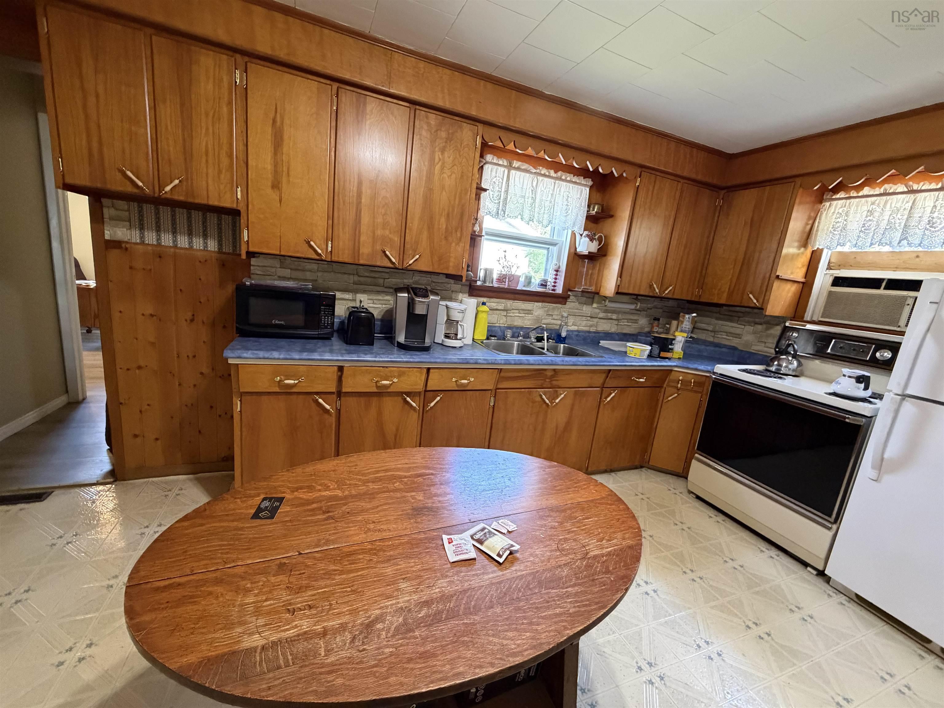 $399,900.00: 736 Highway 2, Elmsdale
