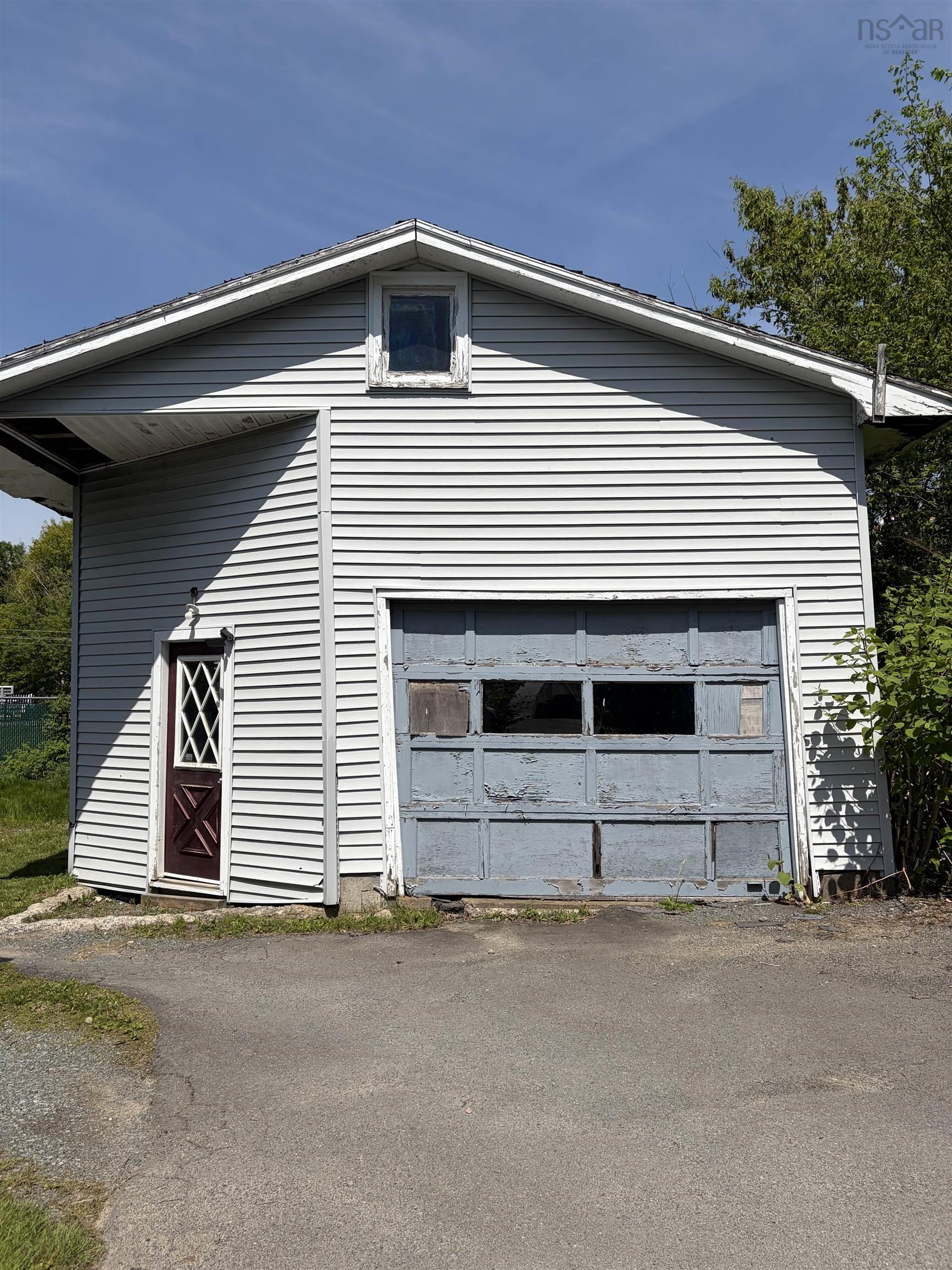 $399,900.00: 736 Highway 2, Elmsdale