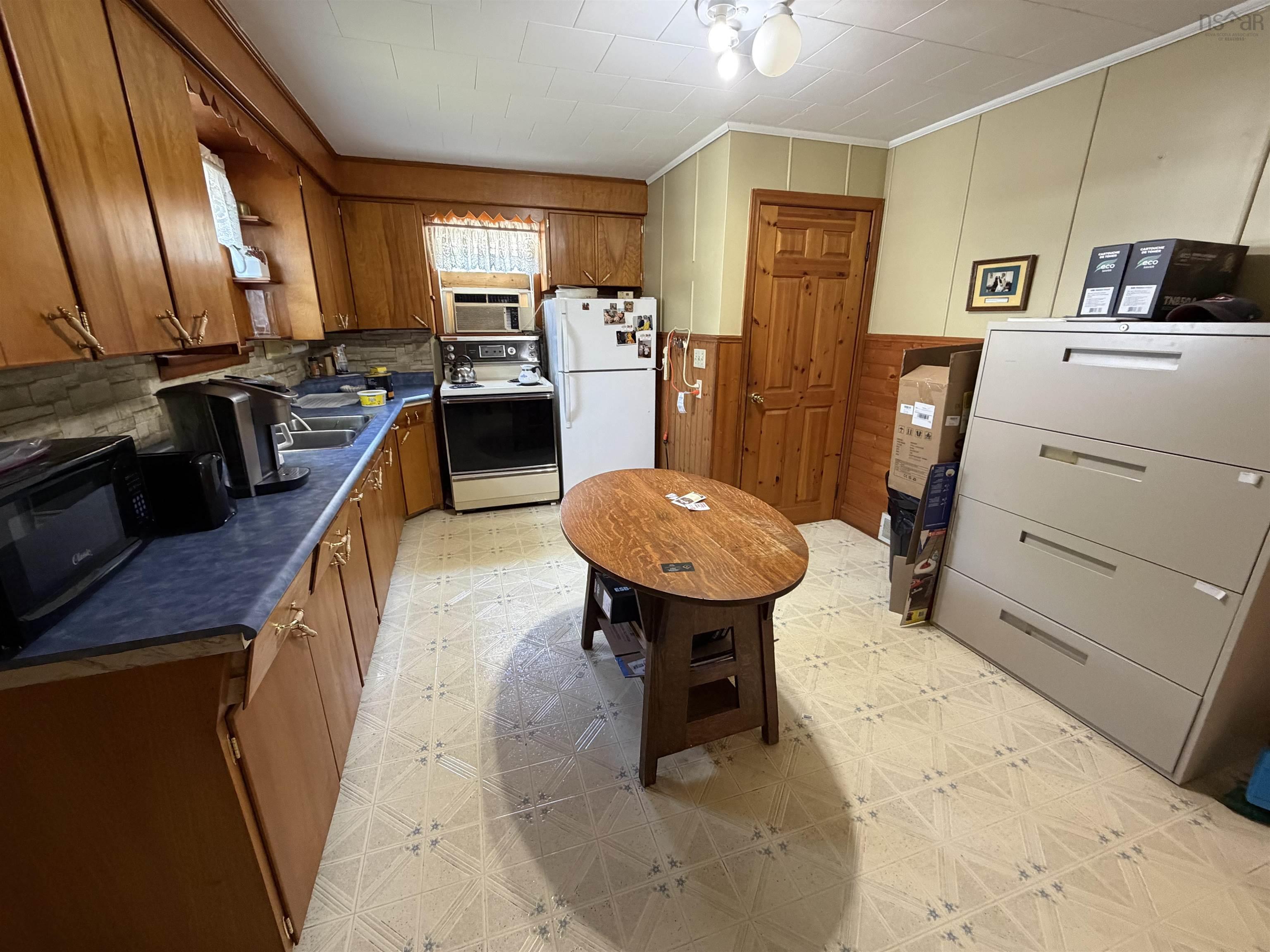 $399,900.00: 736 Highway 2, Elmsdale