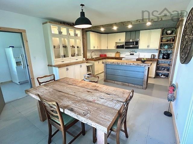 $659,900.00: 7729 Highway 321, Roslin