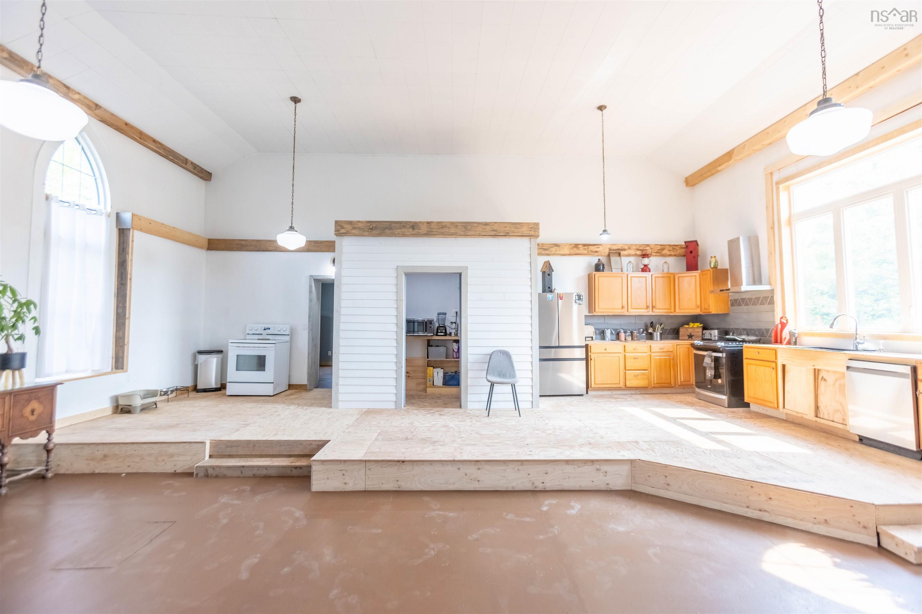 $324,900.00: 10563 Highway 2, Mapleton