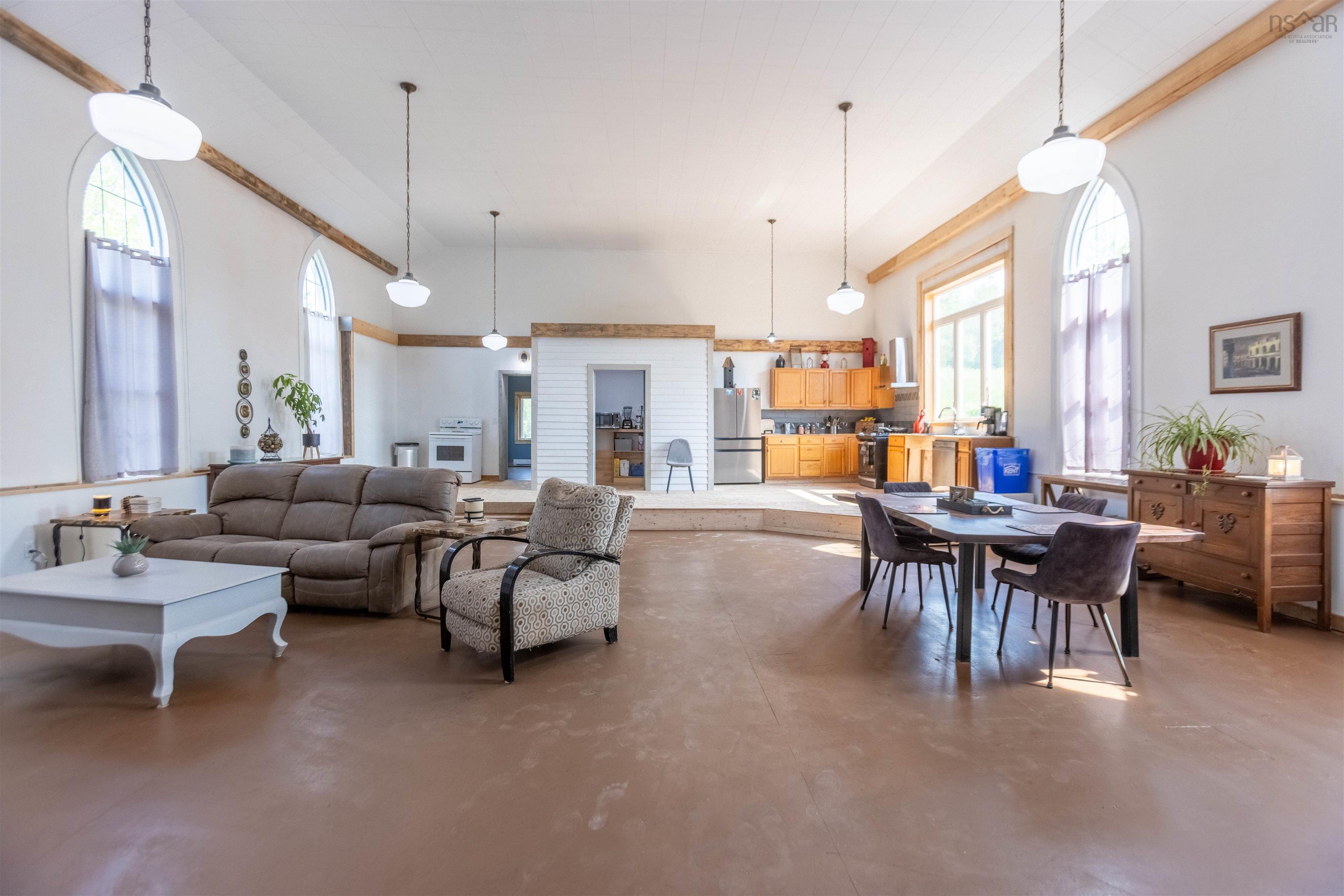 $324,900.00: 10563 Highway 2, Mapleton