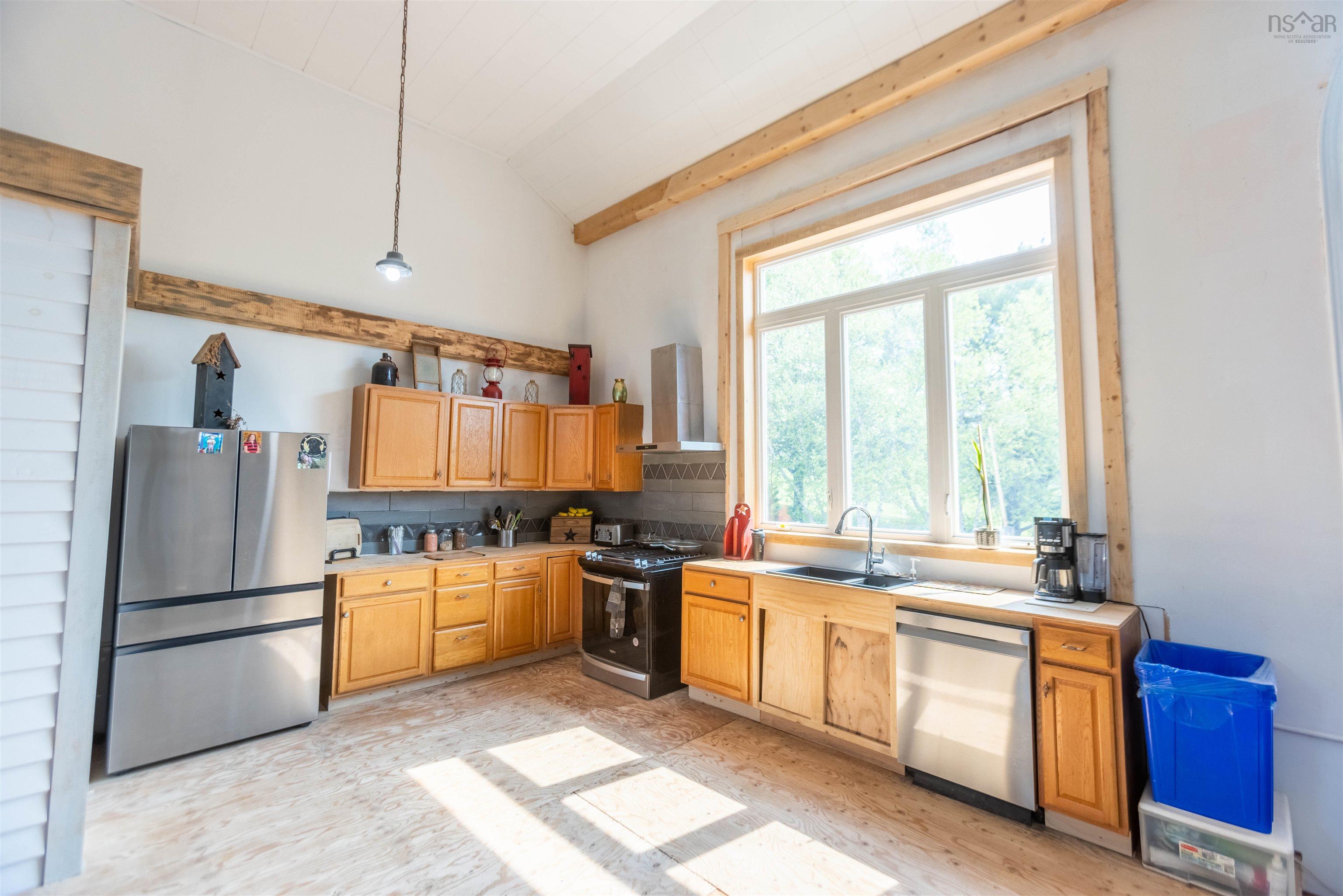 $324,900.00: 10563 Highway 2, Mapleton