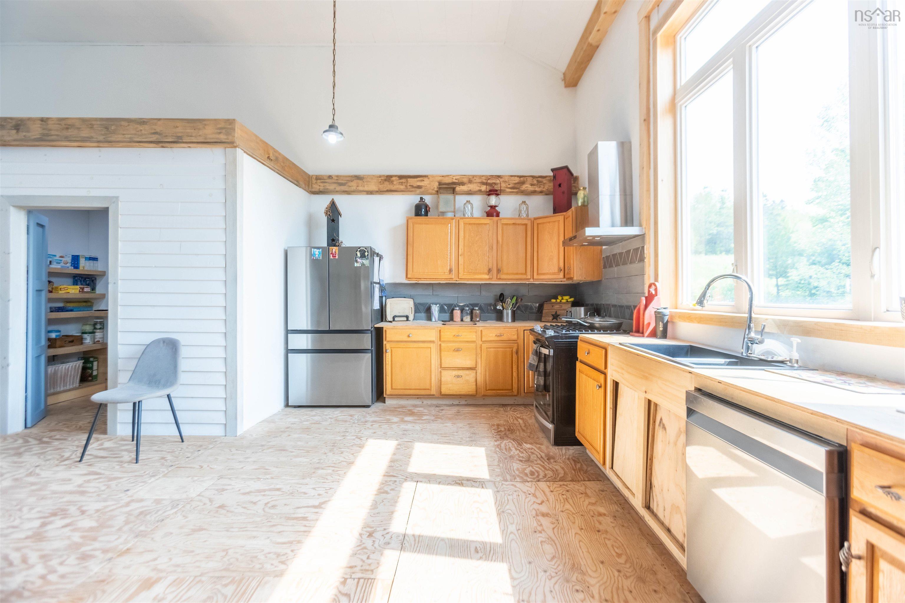 $324,900.00: 10563 Highway 2, Mapleton