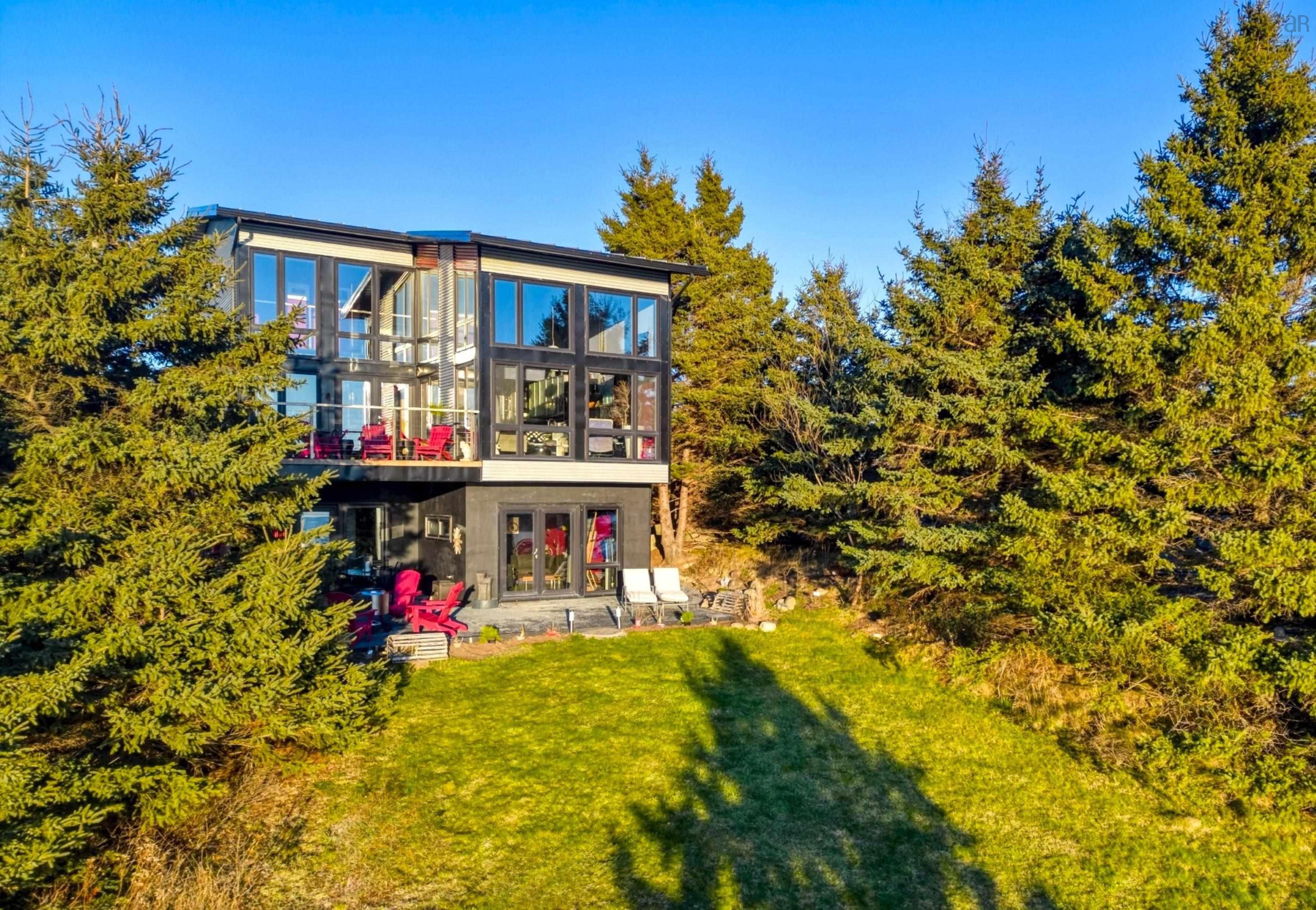$1,295,000.00: 66 Beach Hill Road, Kingsburg