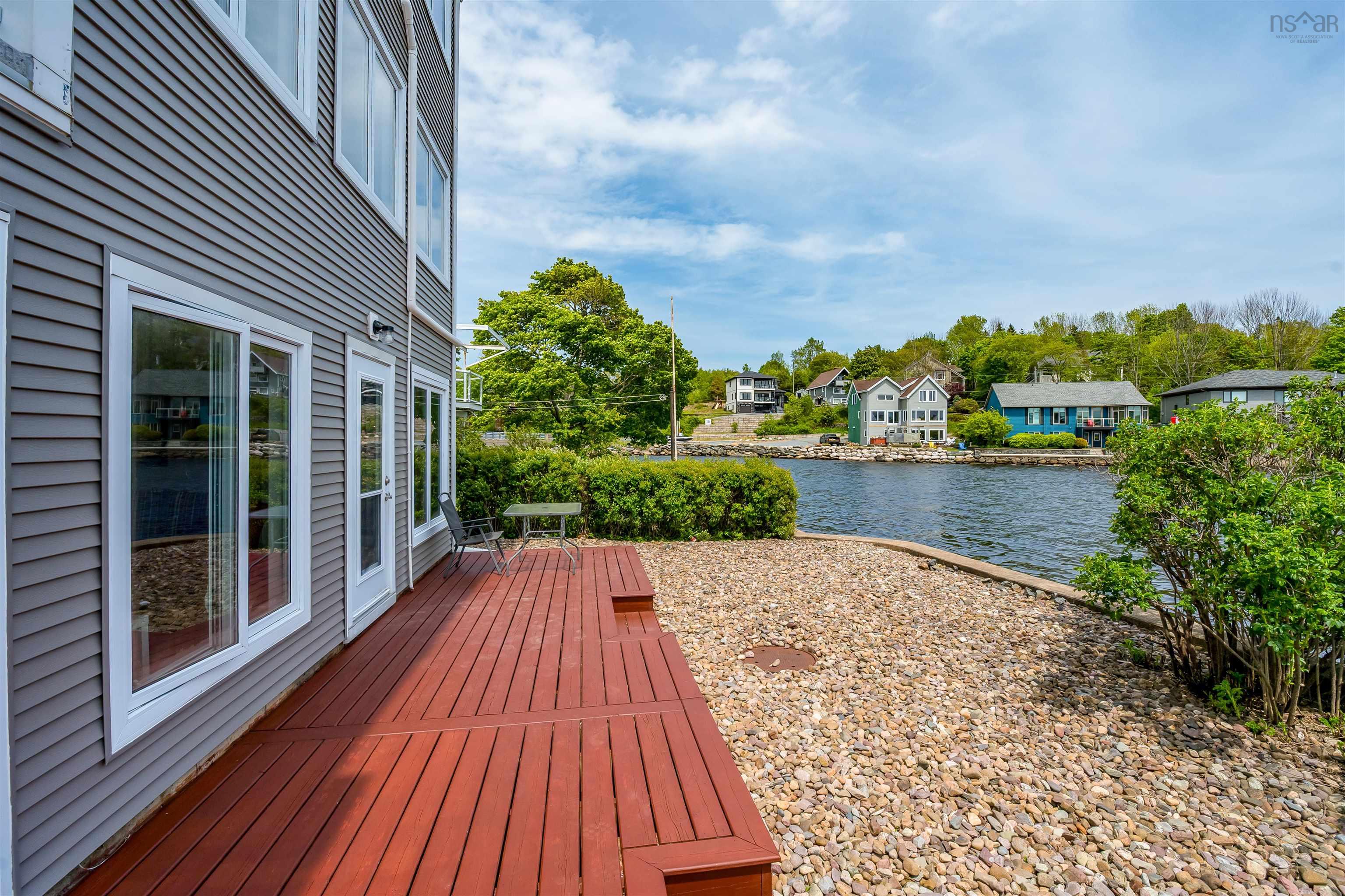 $959,900.00: 495 Shore Drive, Bedford