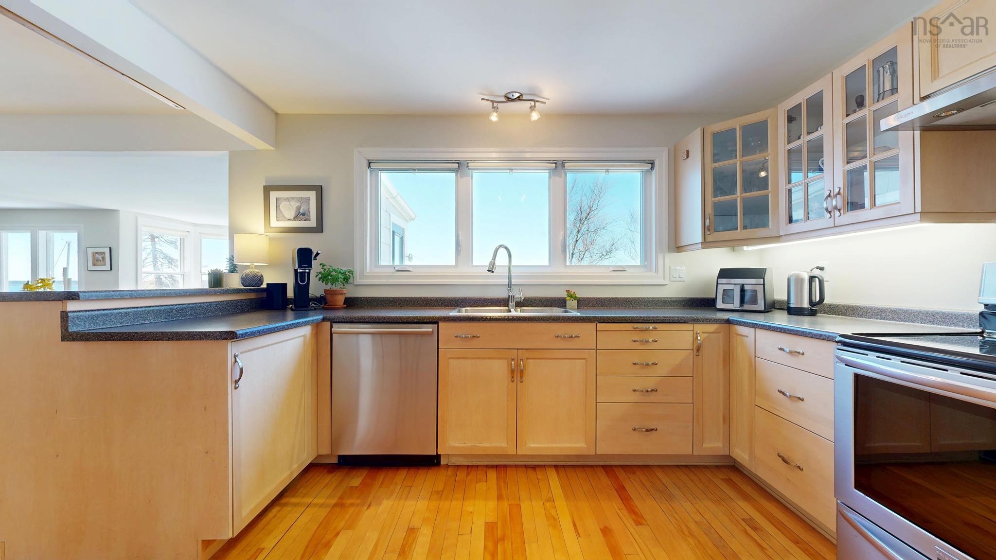 $1,329,000.00: 322 Pelham street Lunenburg, Lunenburg
