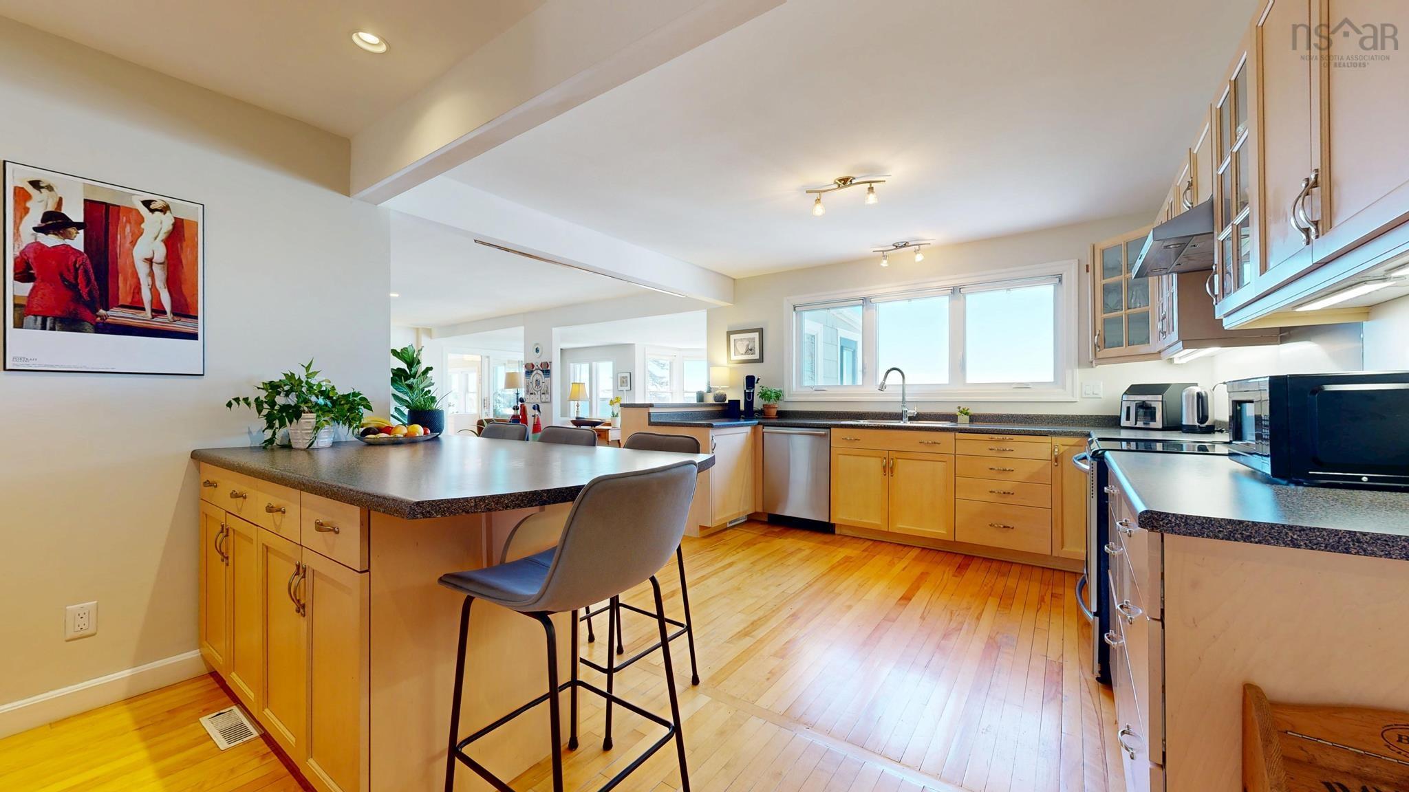 $1,329,000.00: 322 Pelham street Lunenburg, Lunenburg