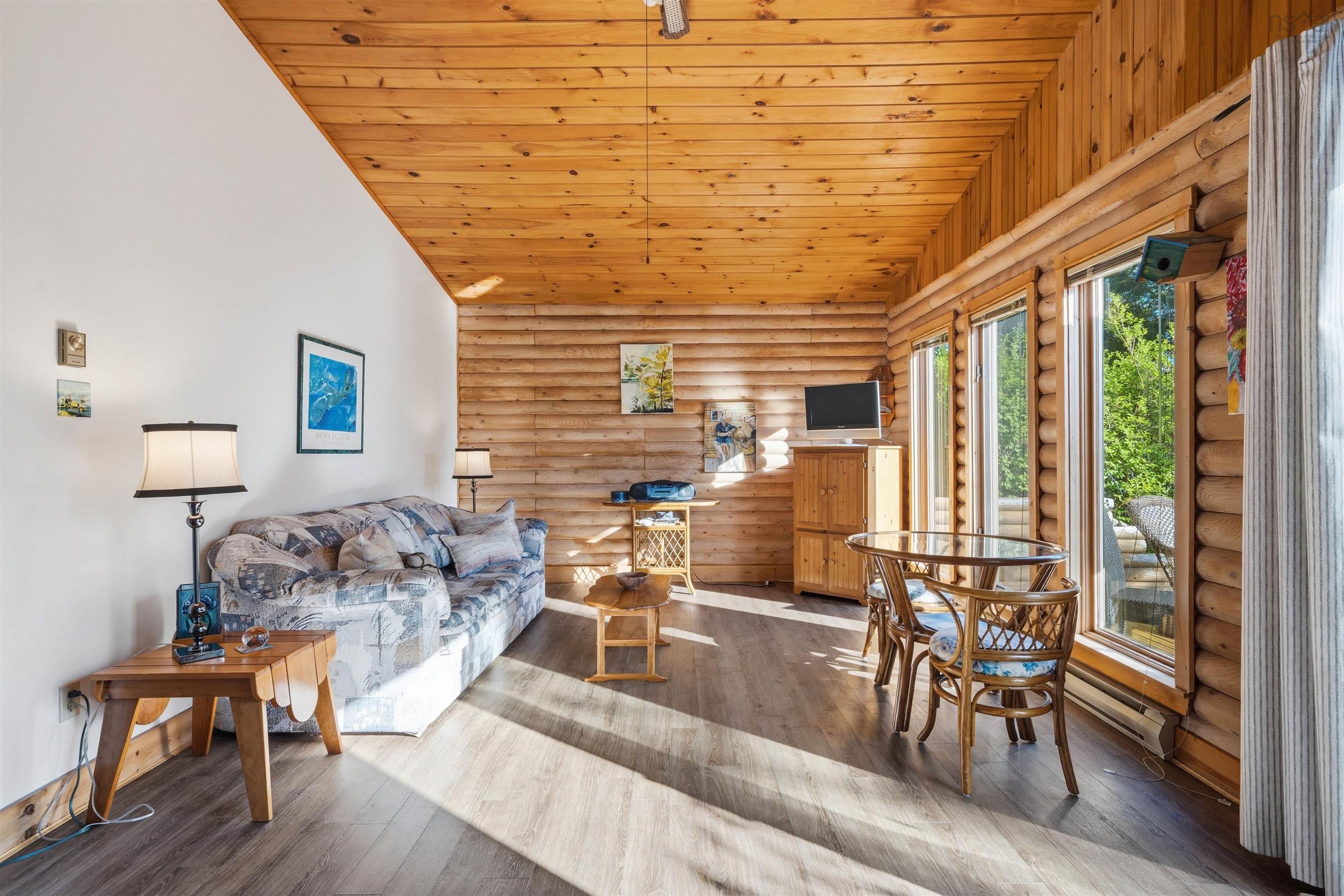 $999,900.00: 33 Ocean Marina Drive, Deep Cove