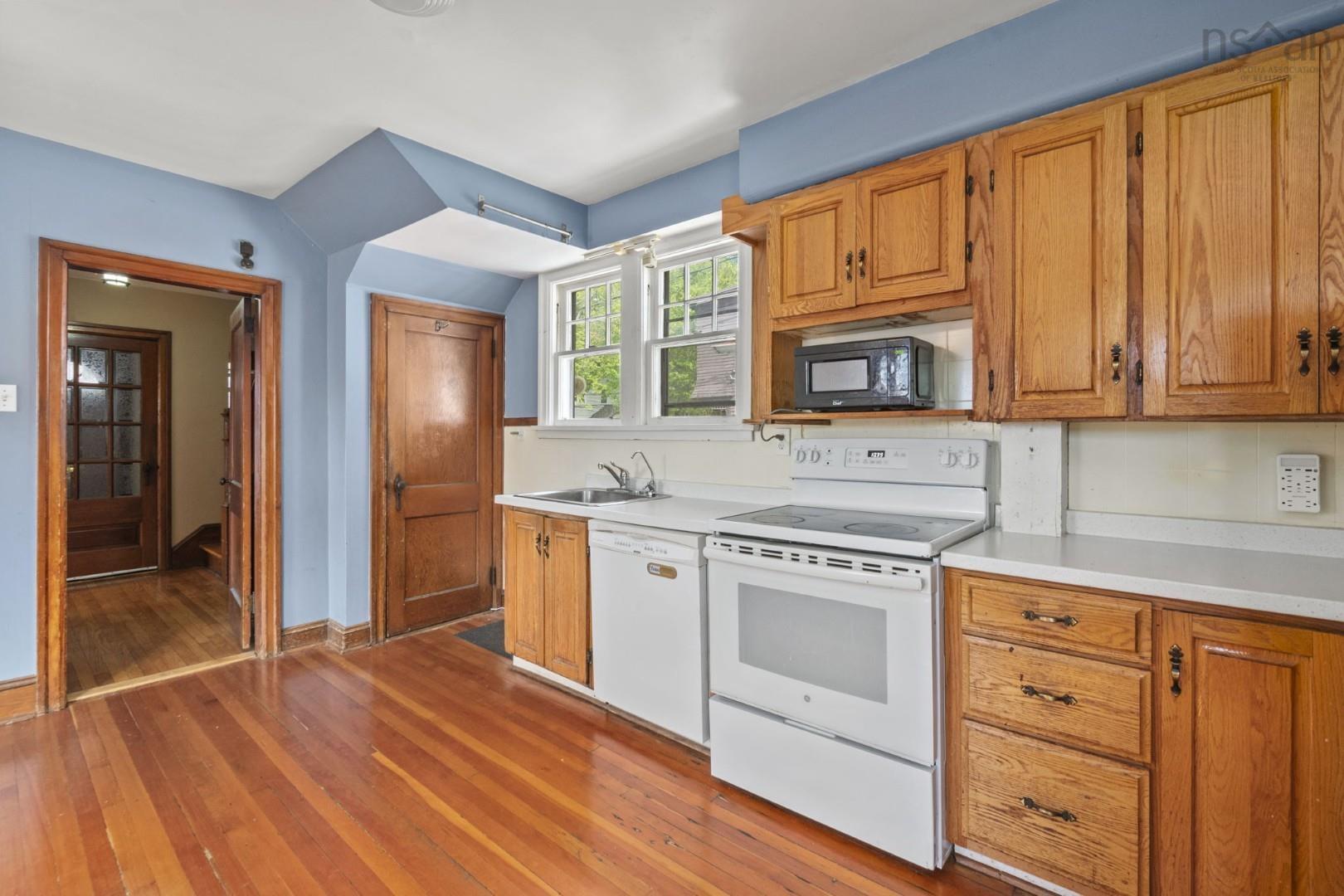 $809,000.00: 2031 Beech Street, Halifax