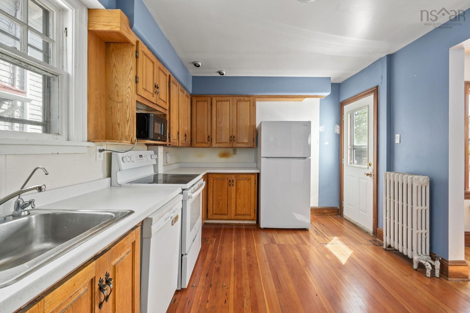 $809,000.00: 2031 Beech Street, Halifax