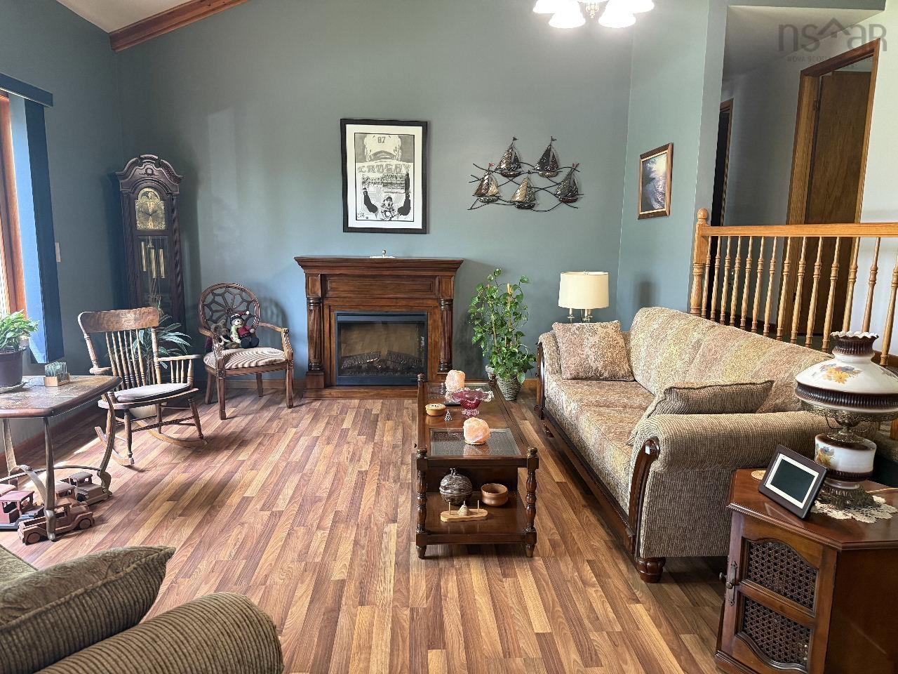 $599,900.00: 9041 14 Highway, Hardwood Lands