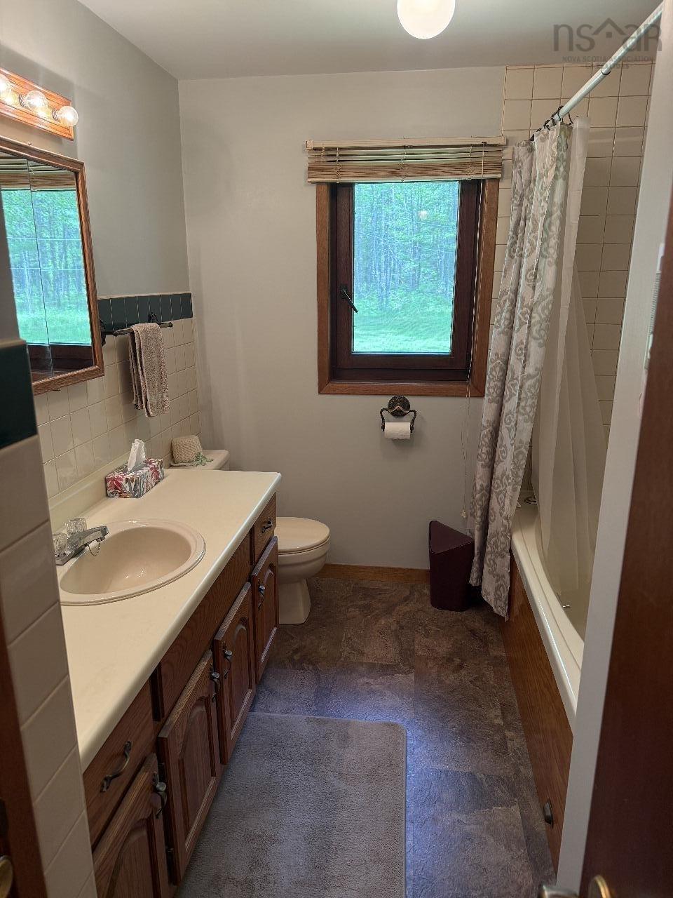 $599,900.00: 9041 14 Highway, Hardwood Lands
