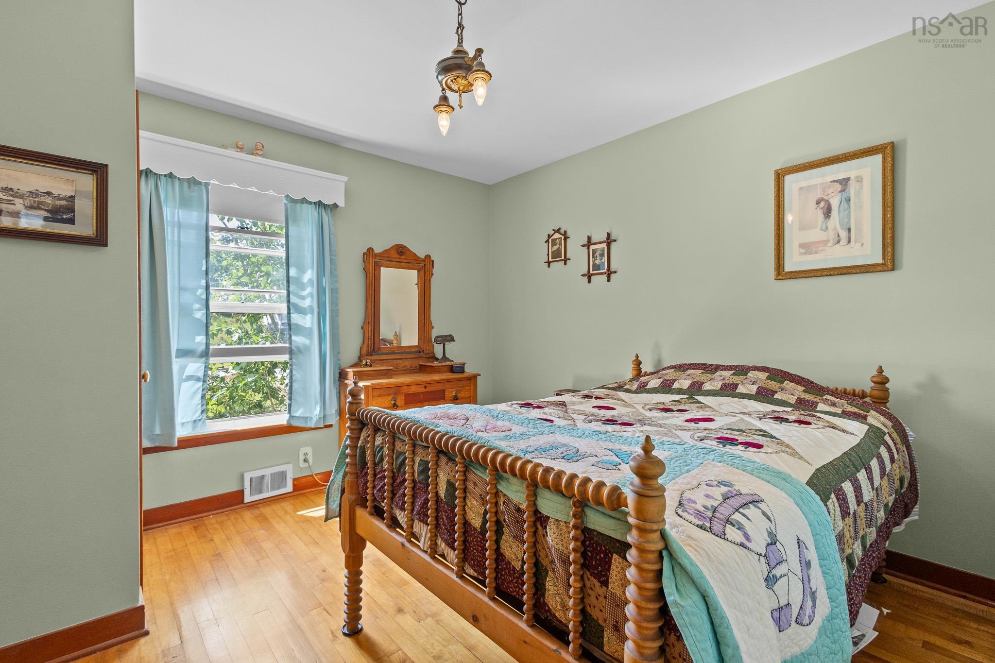 $515,000.00: 10 Parkdale Avenue, Timberlea