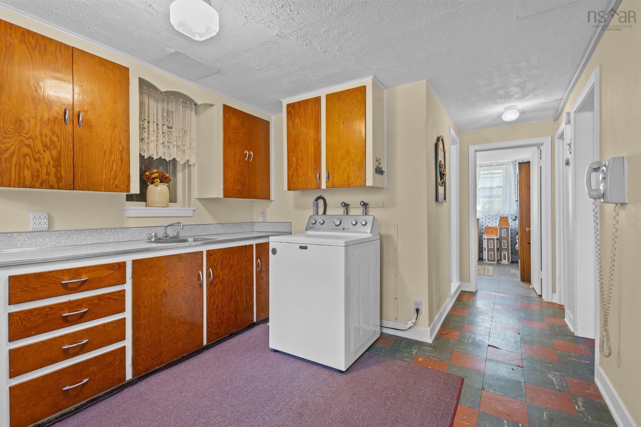 $515,000.00: 10 Parkdale Avenue, Timberlea