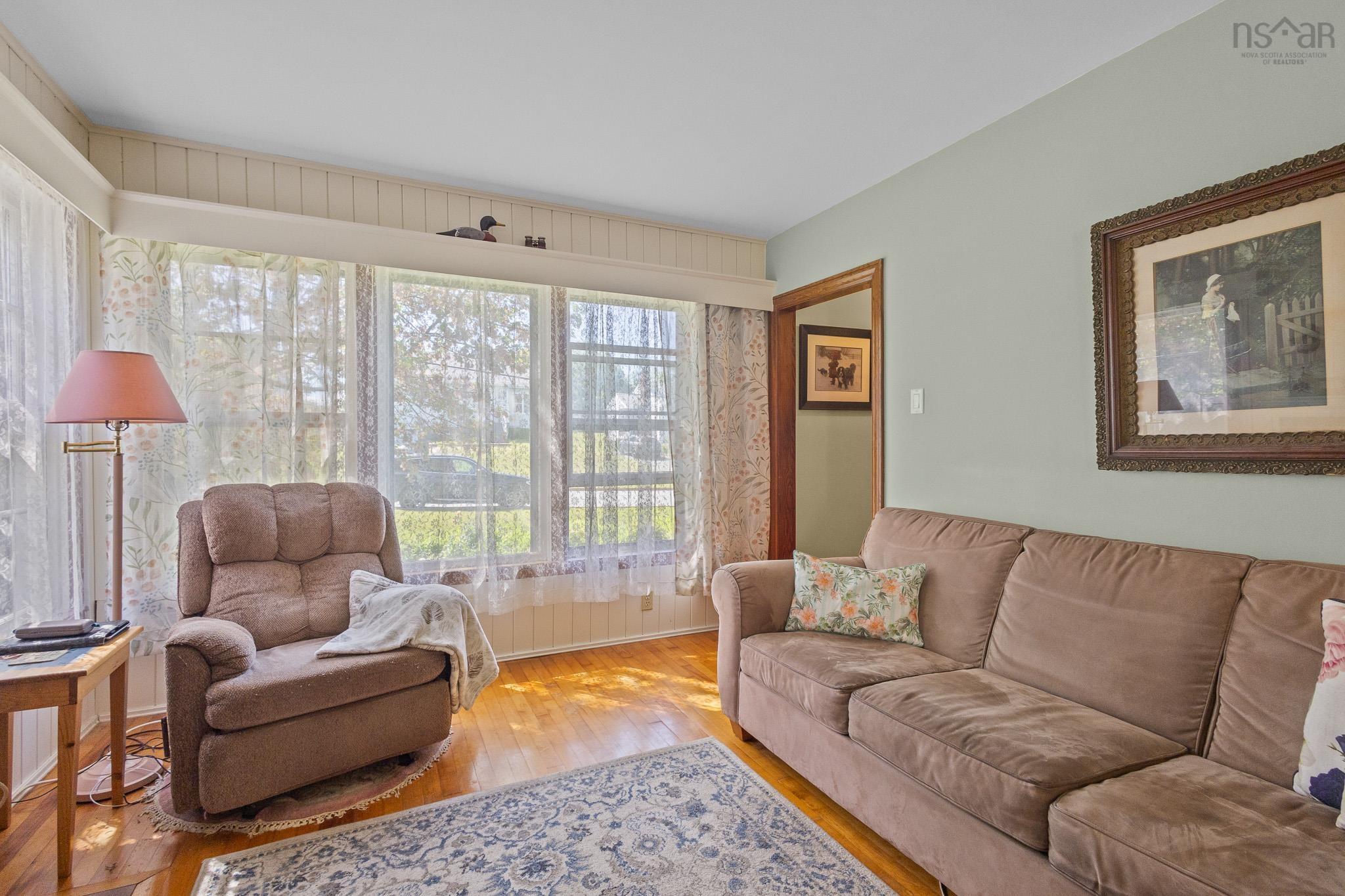 $515,000.00: 10 Parkdale Avenue, Timberlea