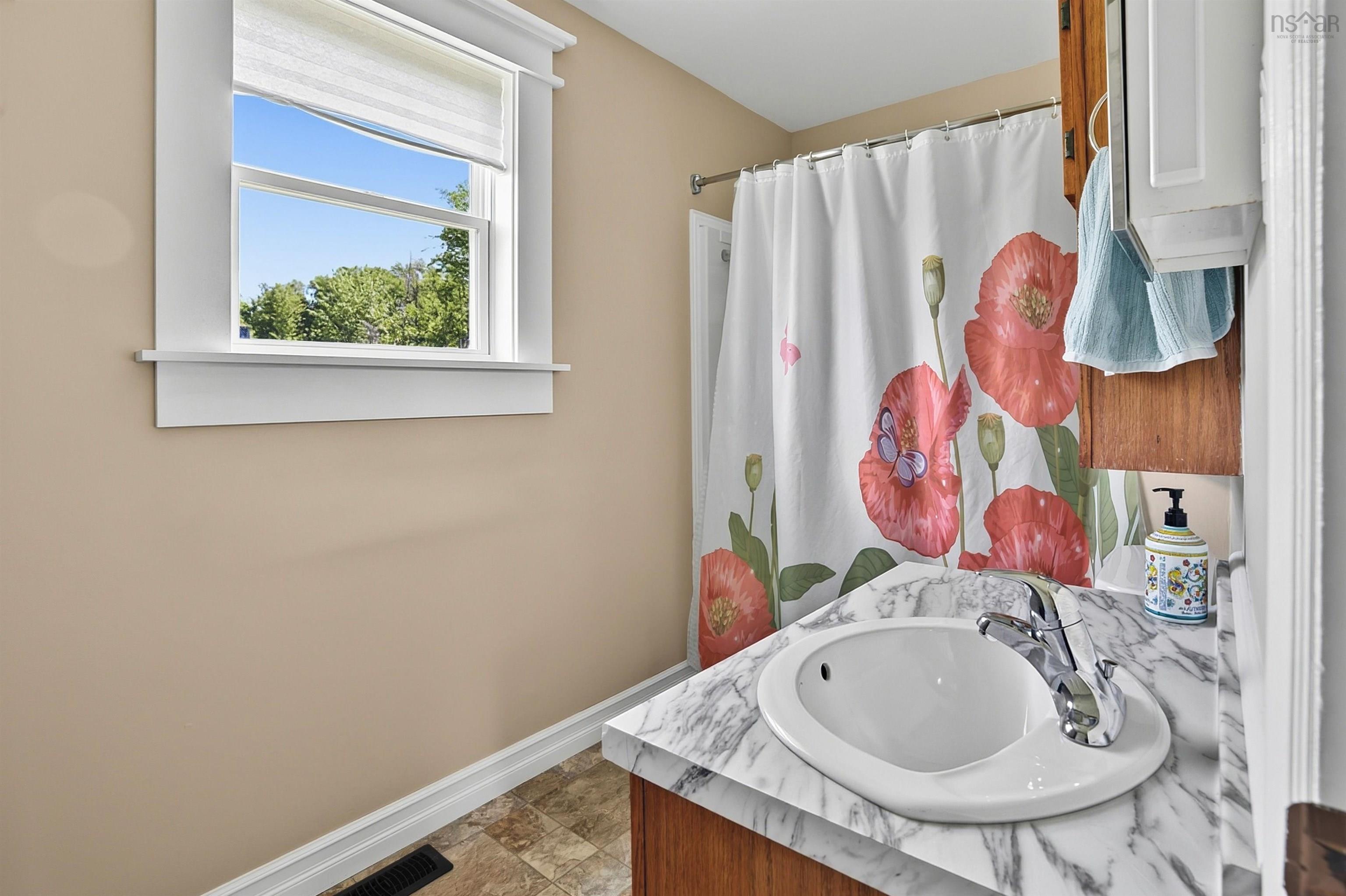 $449,900.00: 689 West Ship Harbour Road, Ship Harbour