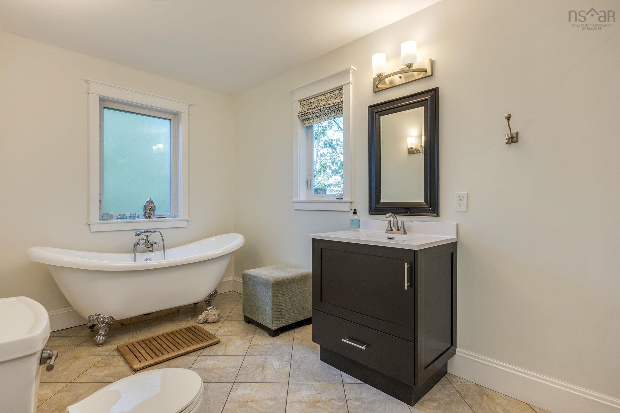 $975,000.00: 3 Queens Court W, Kentville