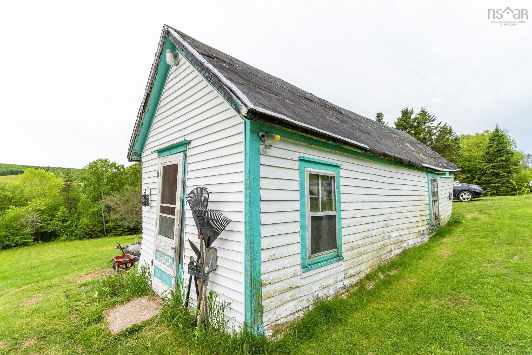 $219,900.00: 535 E River East Side Road, Glencoe