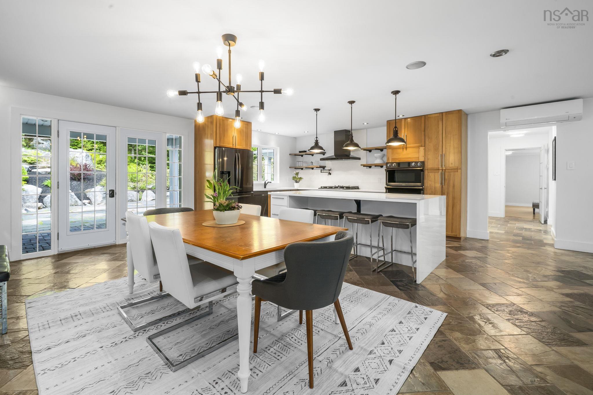 $1,912,500.00: 5 Confederation Avenue, Fall River