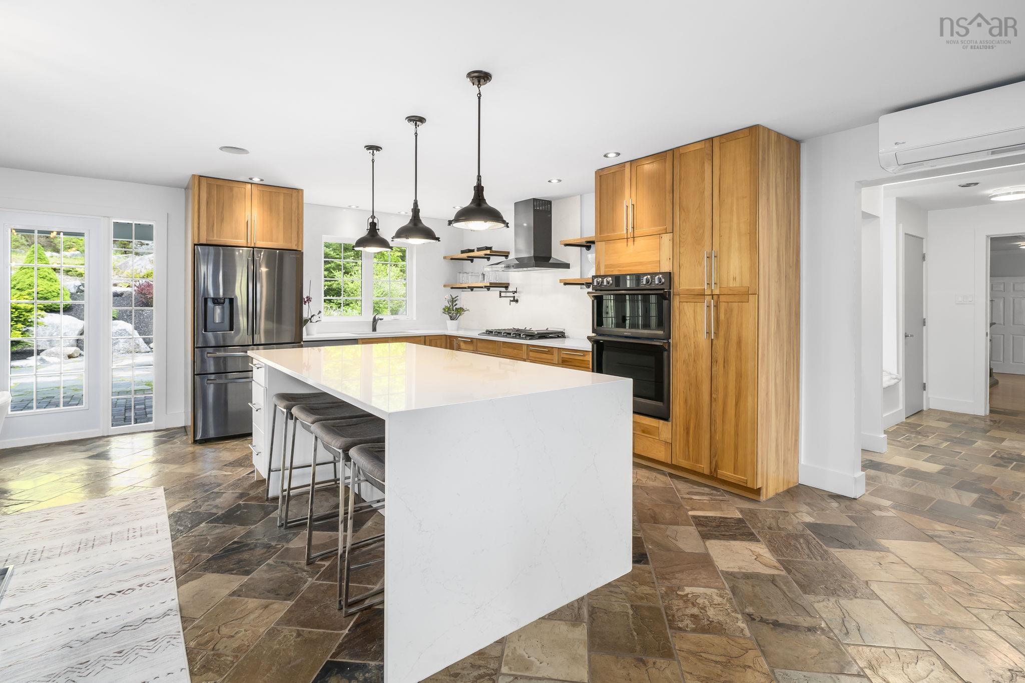 $1,912,500.00: 5 Confederation Avenue, Fall River