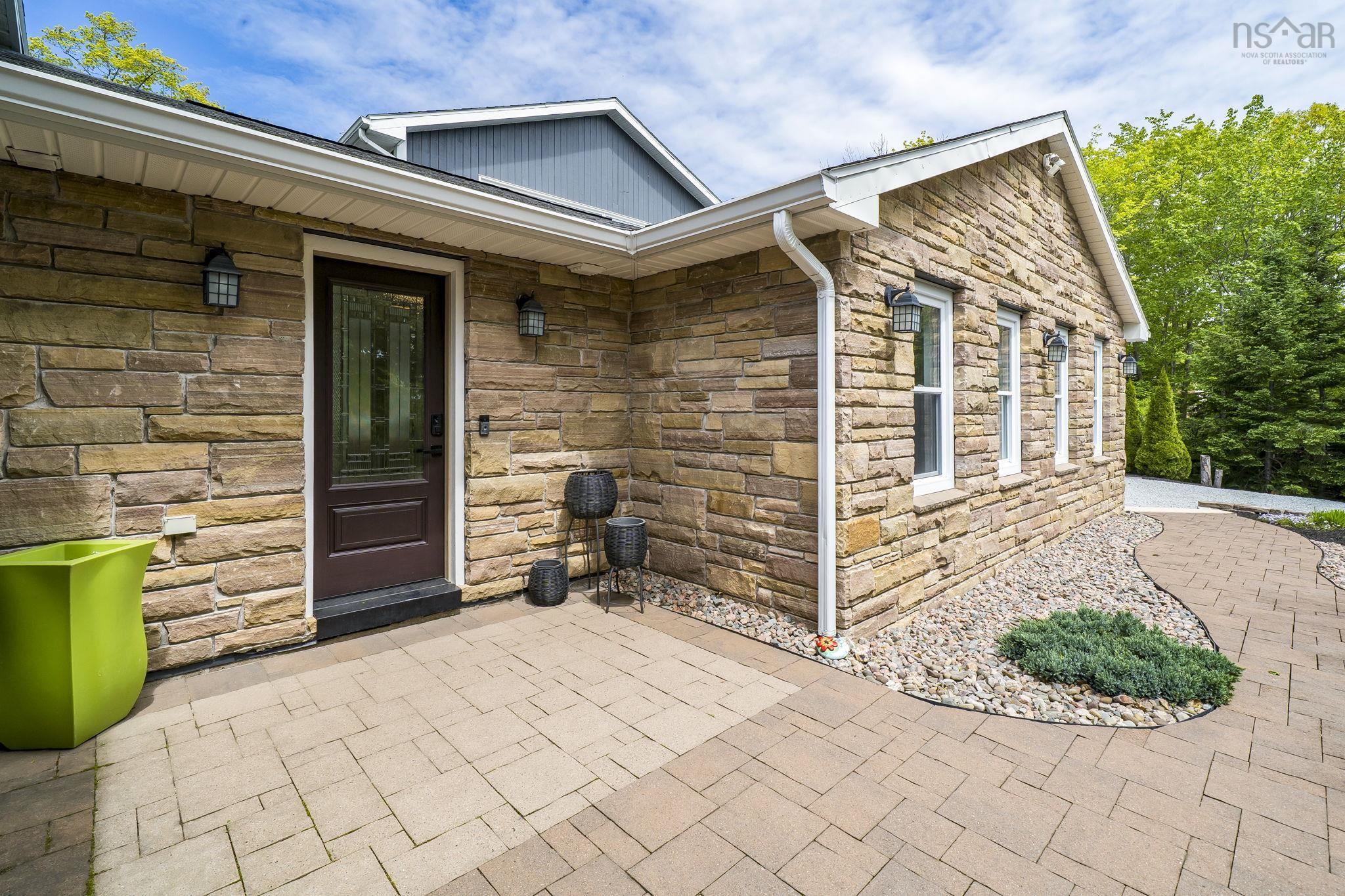 $1,912,500.00: 5 Confederation Avenue, Fall River