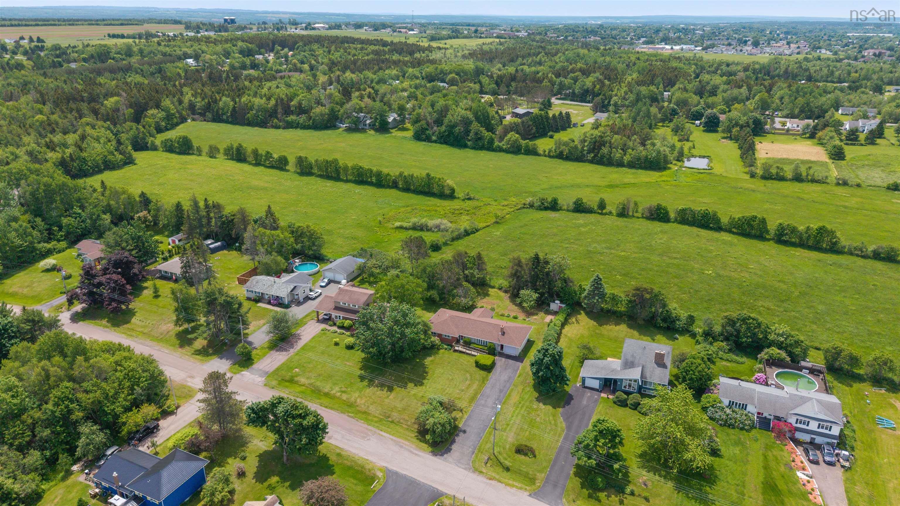 $399,900.00: 44 Meadow Park Drive, East Amherst