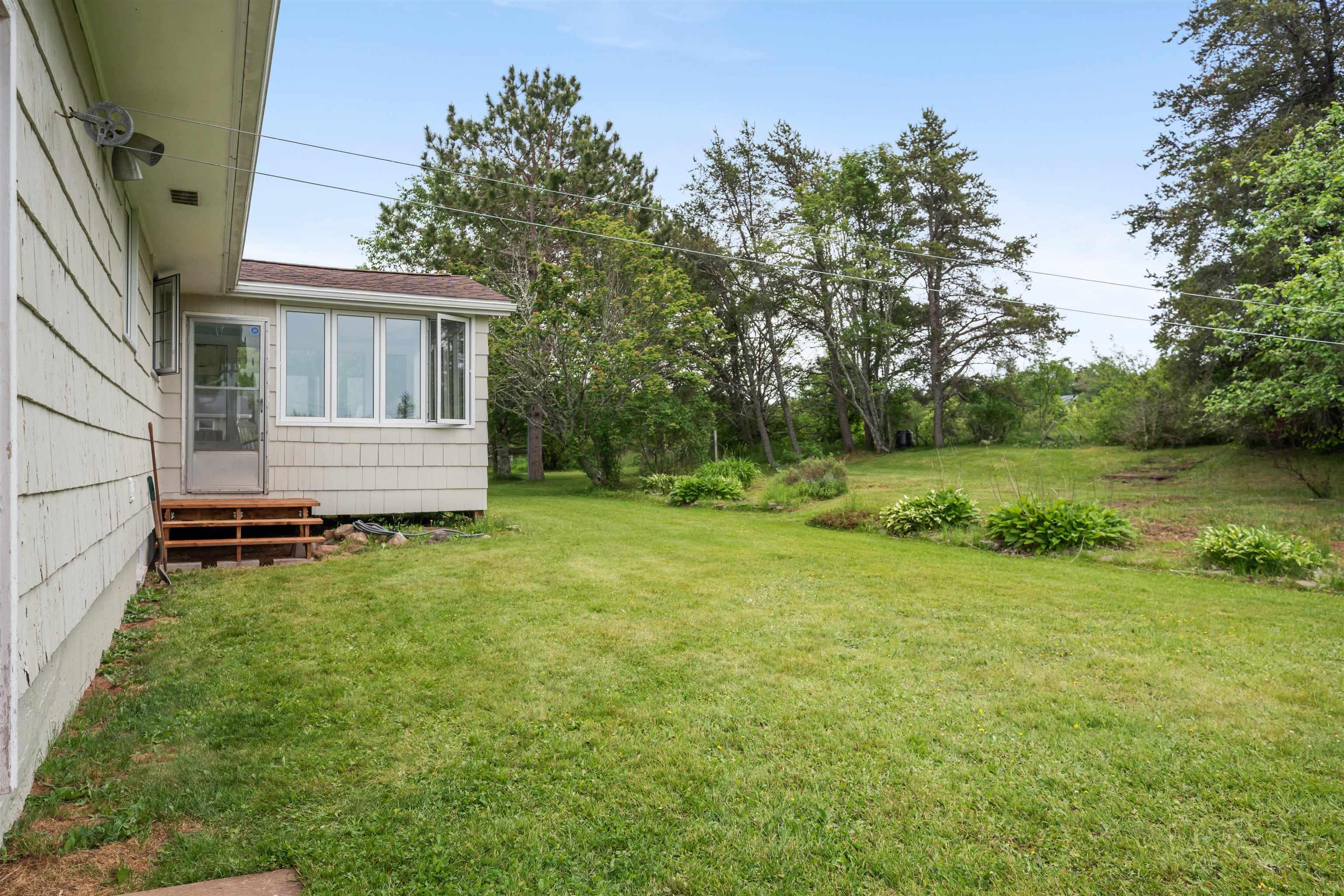 $399,900.00: 44 Meadow Park Drive, East Amherst