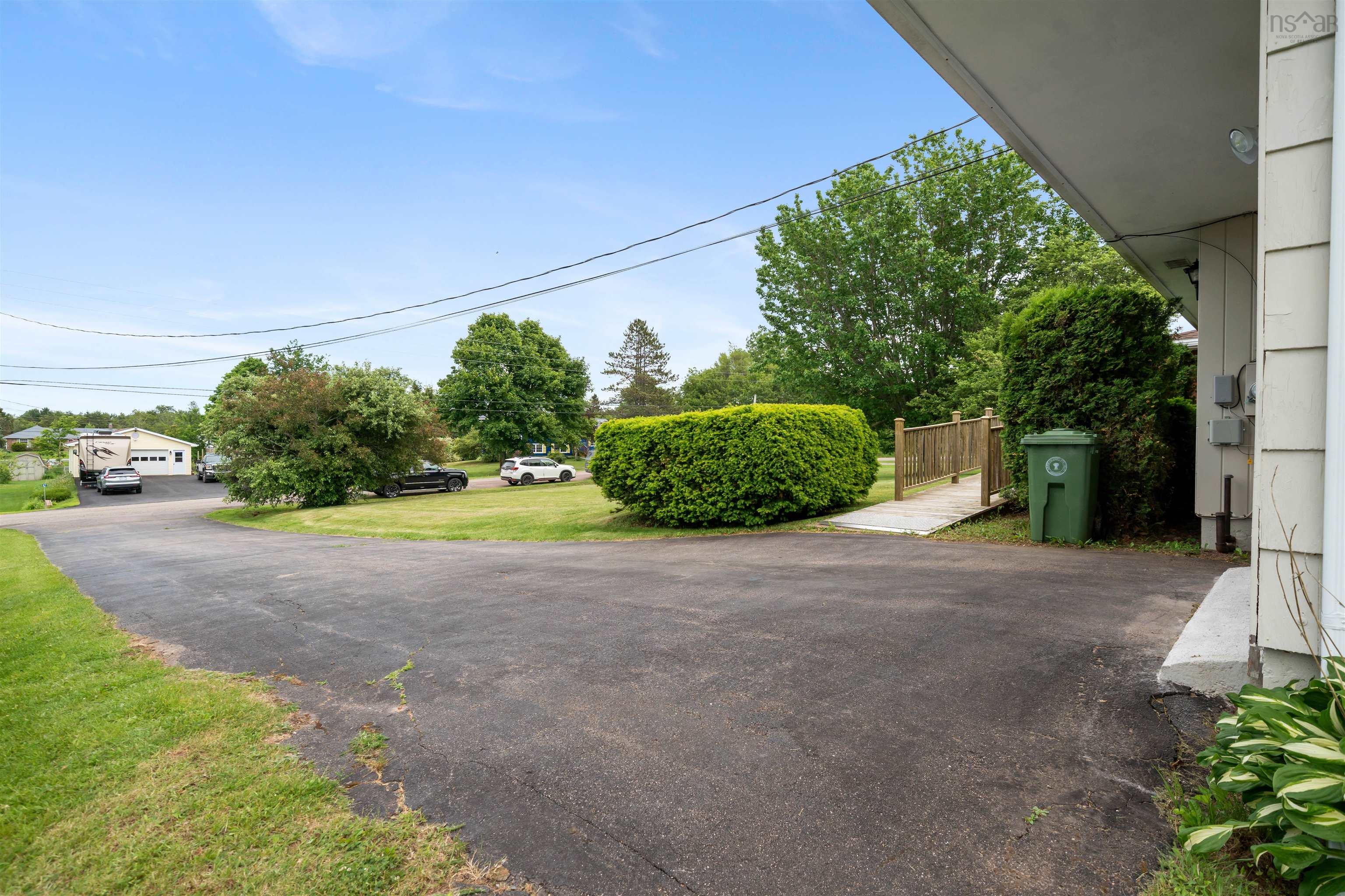 $399,900.00: 44 Meadow Park Drive, East Amherst
