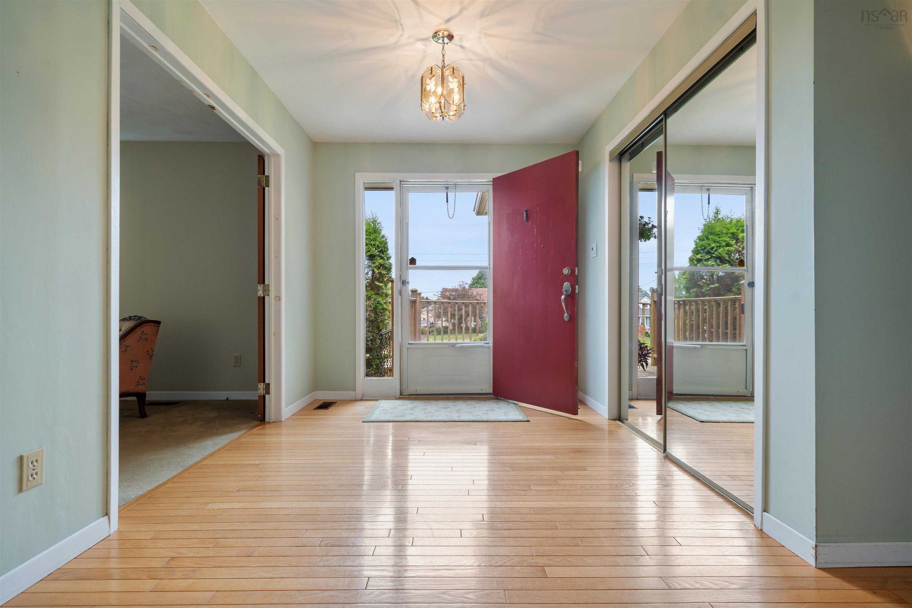 $399,900.00: 44 Meadow Park Drive, East Amherst