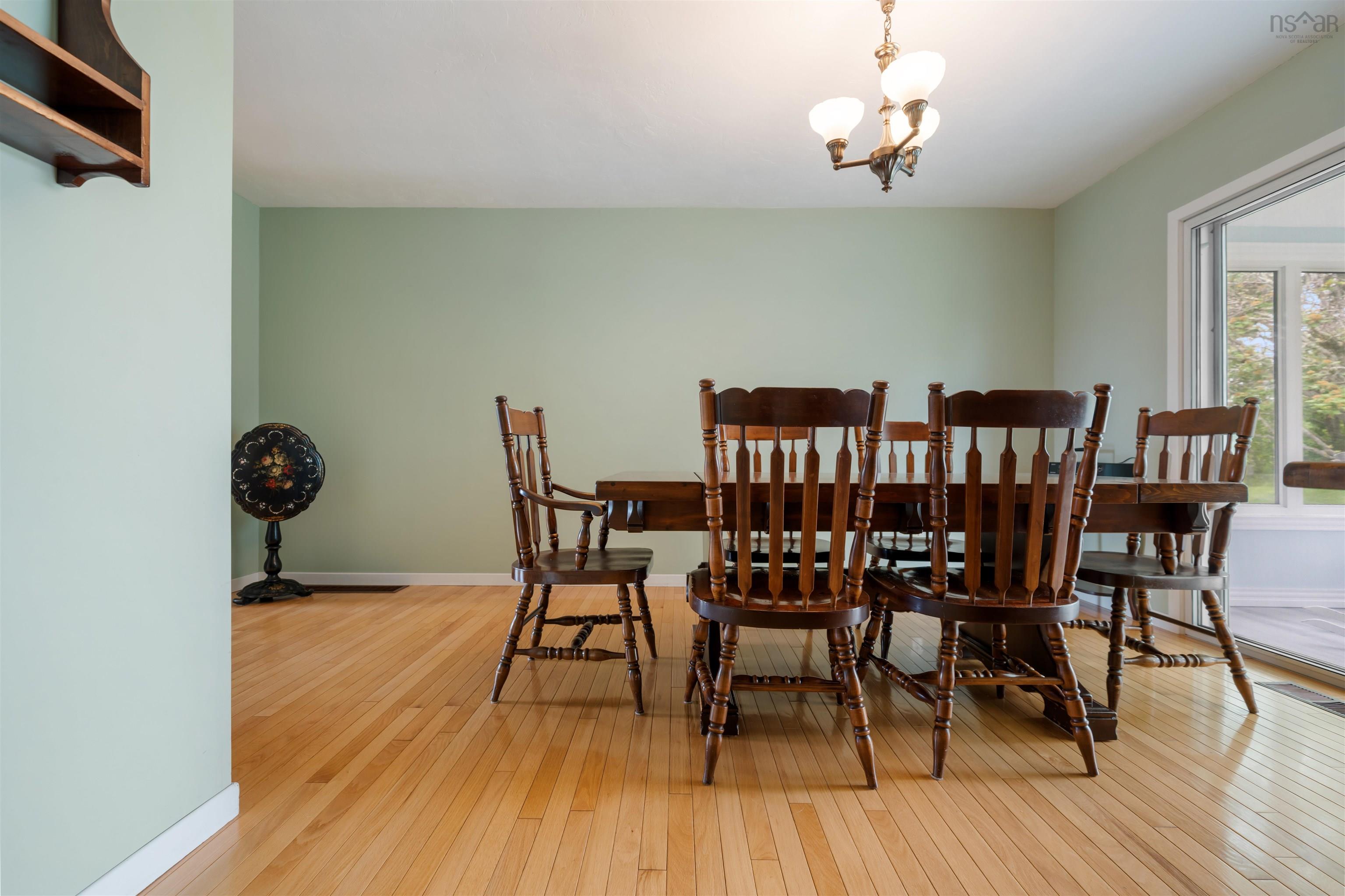 $399,900.00: 44 Meadow Park Drive, East Amherst