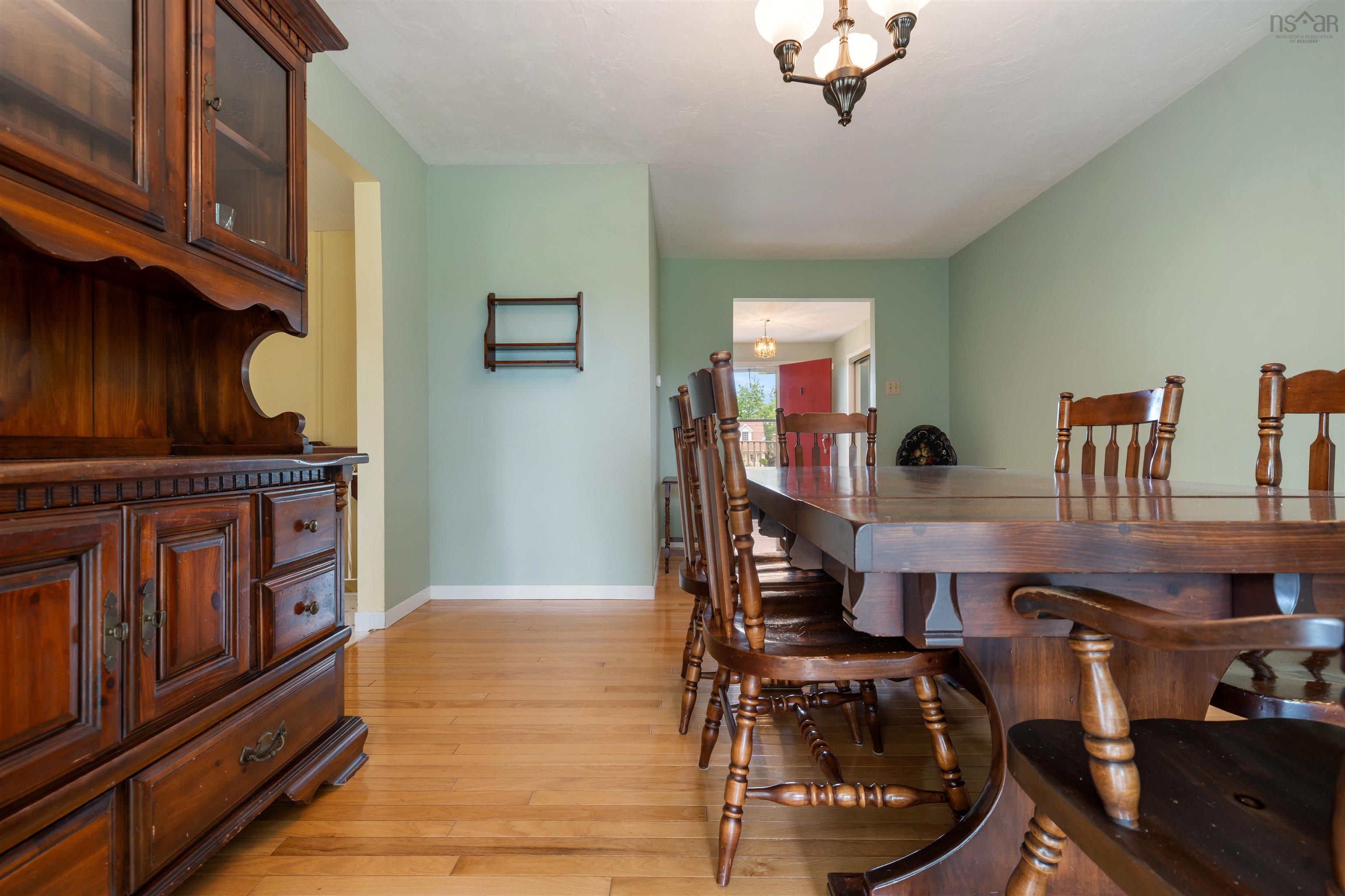 $399,900.00: 44 Meadow Park Drive, East Amherst