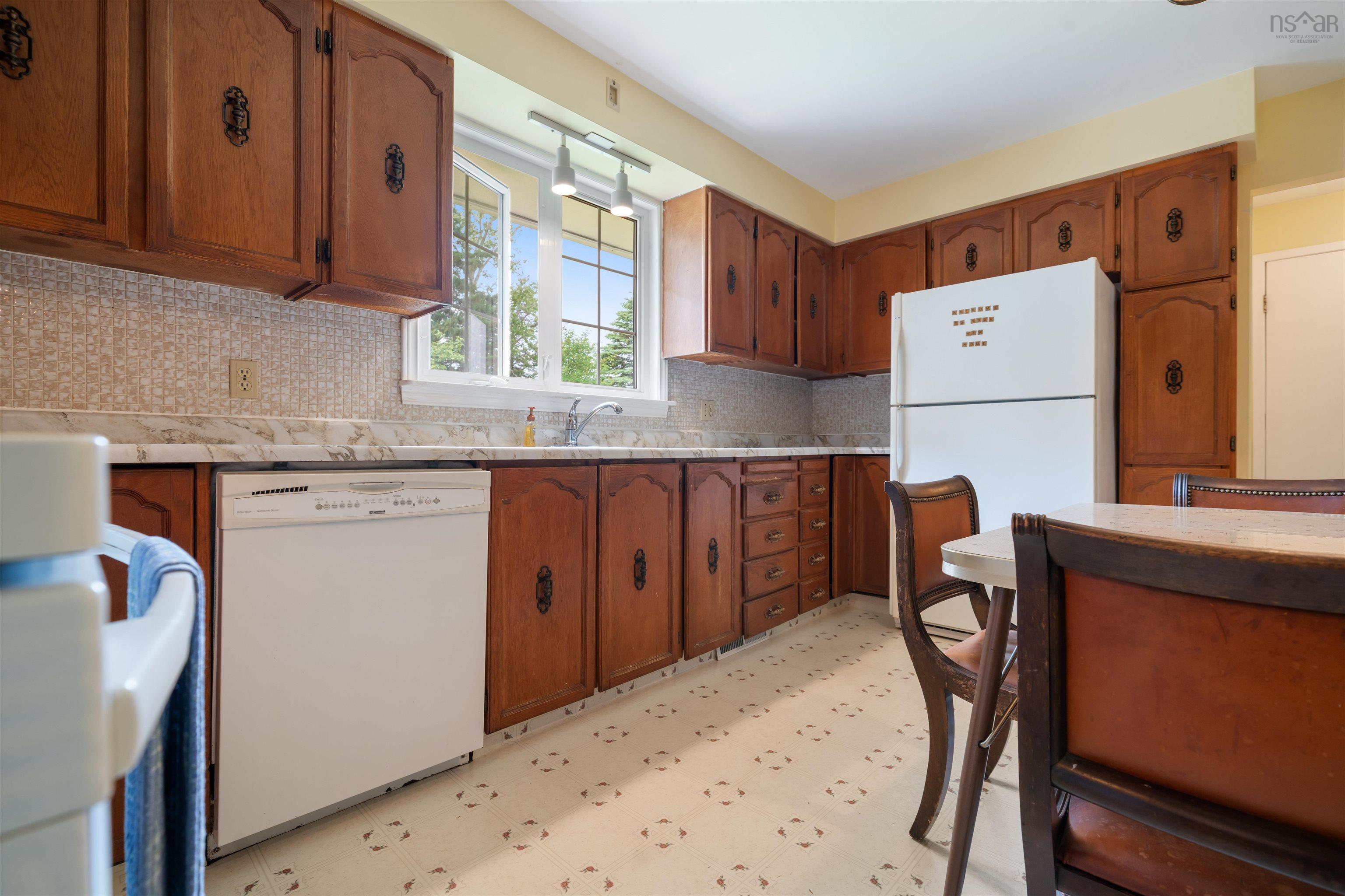 $399,900.00: 44 Meadow Park Drive, East Amherst