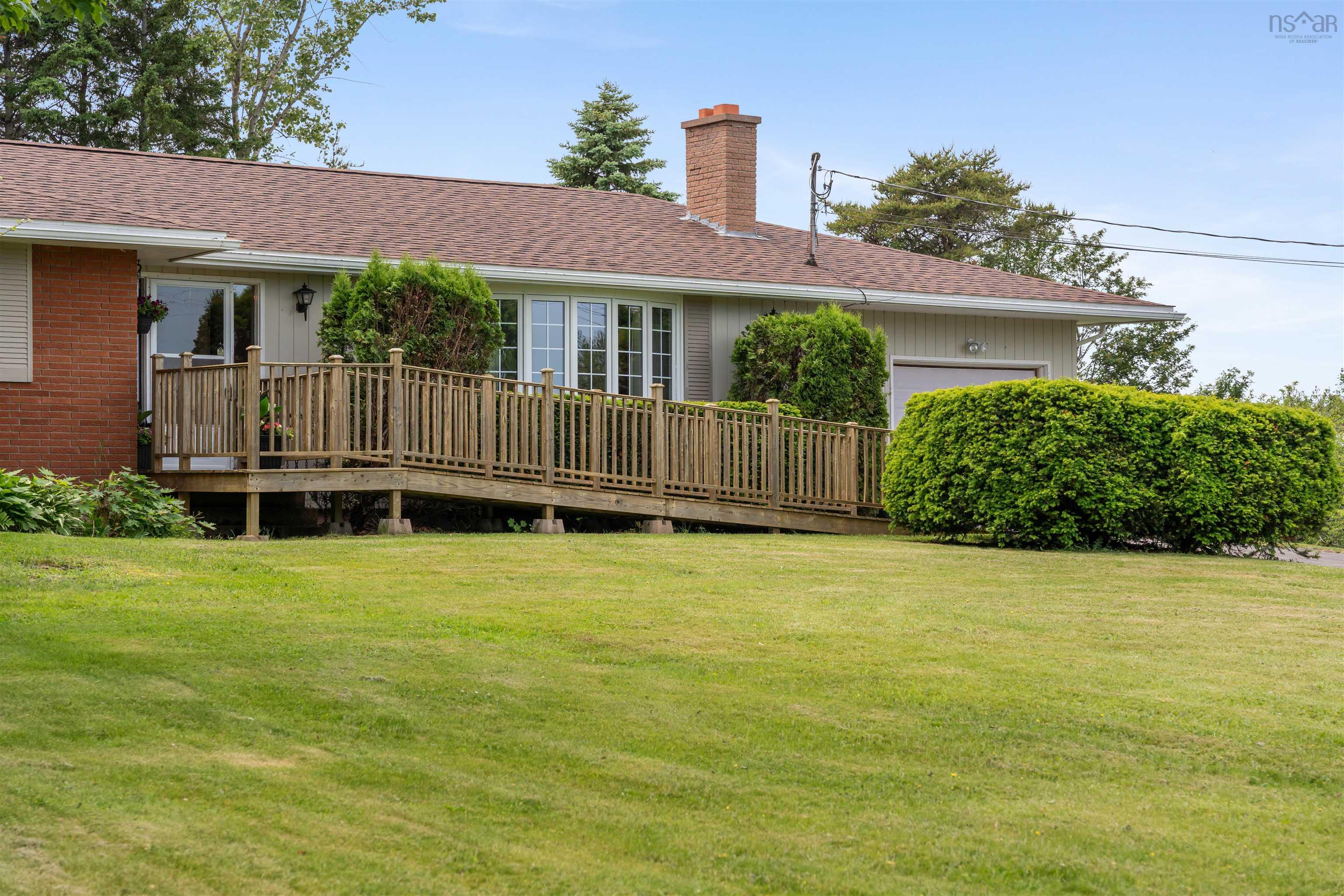 $399,900.00: 44 Meadow Park Drive, East Amherst