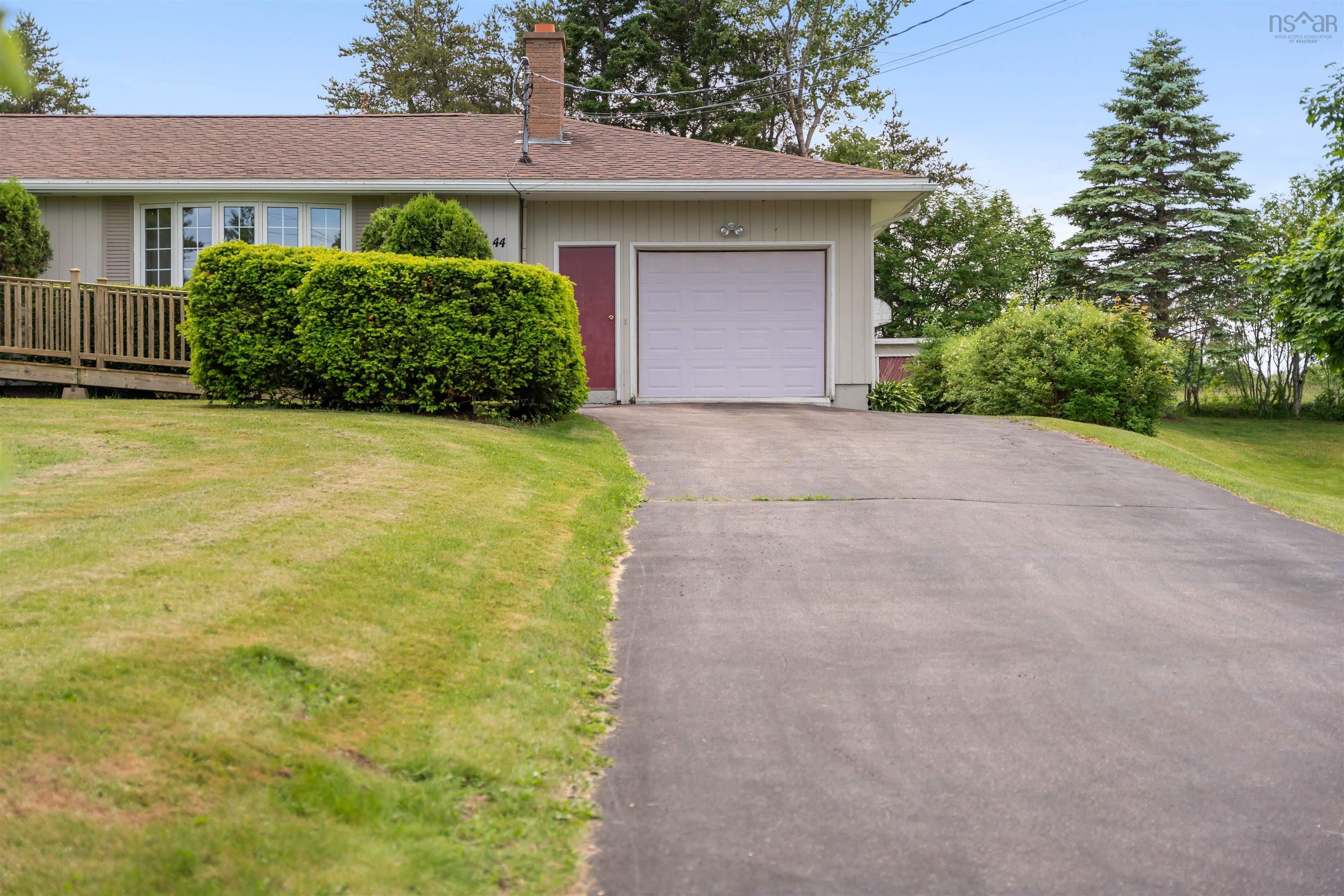 $399,900.00: 44 Meadow Park Drive, East Amherst