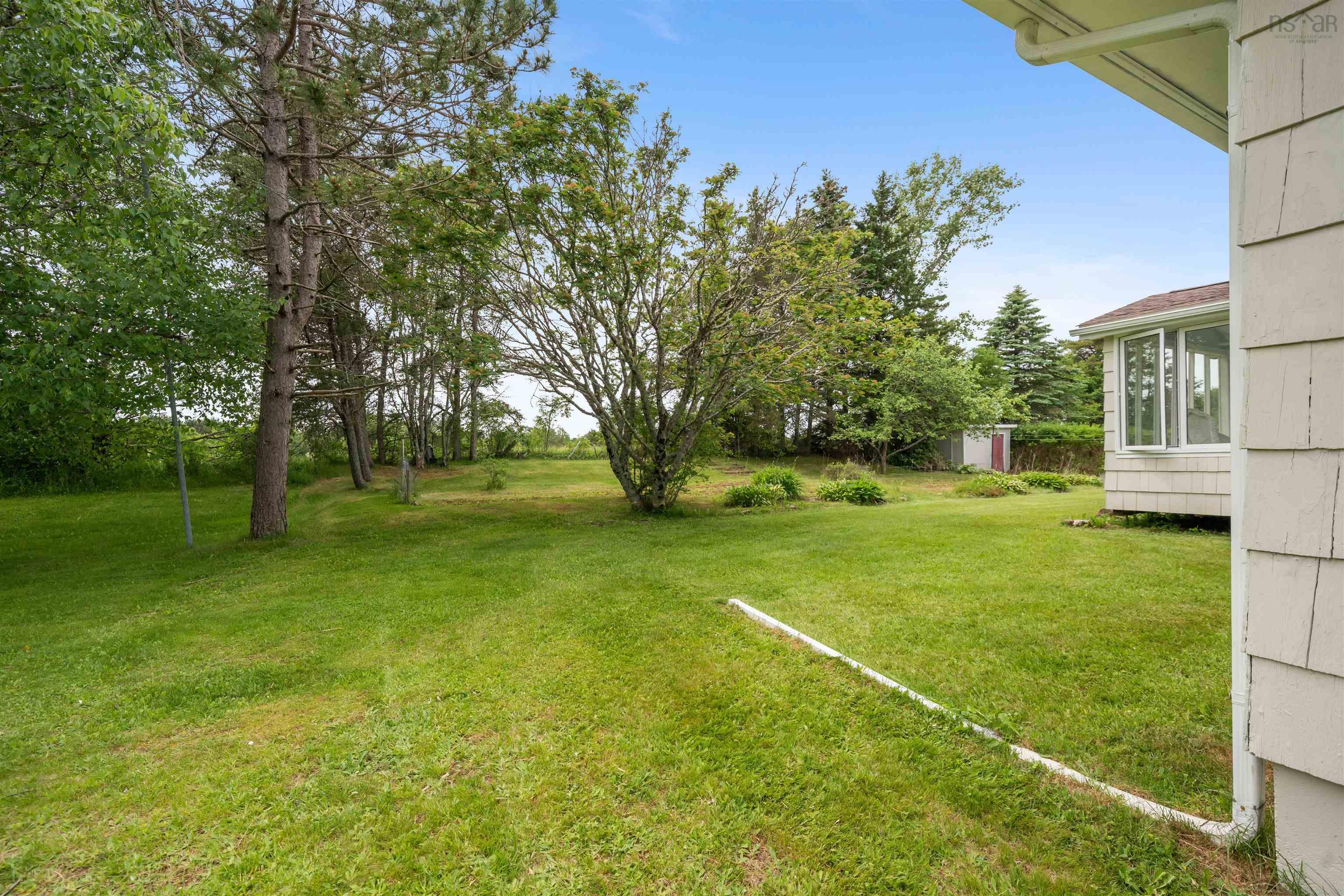 $399,900.00: 44 Meadow Park Drive, East Amherst