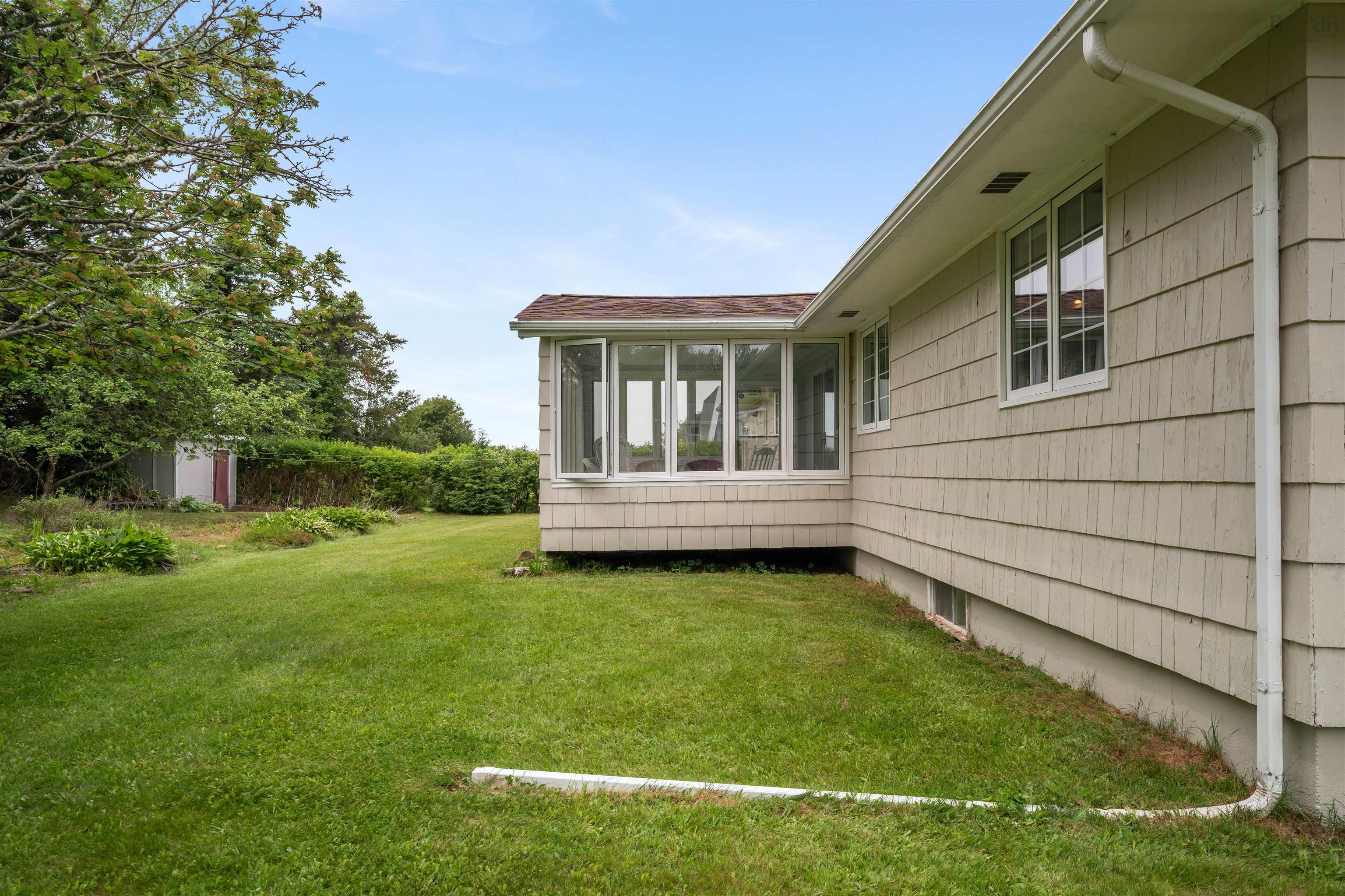 $399,900.00: 44 Meadow Park Drive, East Amherst