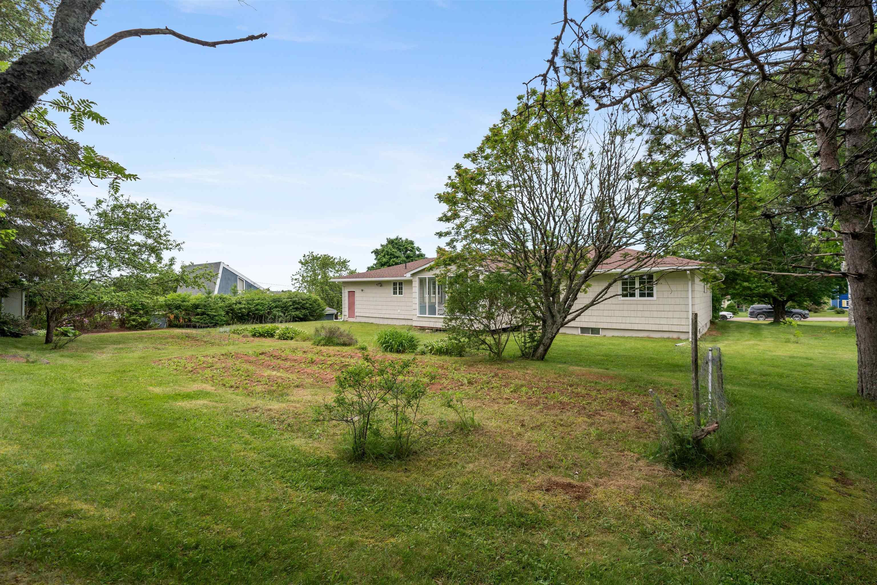 $399,900.00: 44 Meadow Park Drive, East Amherst