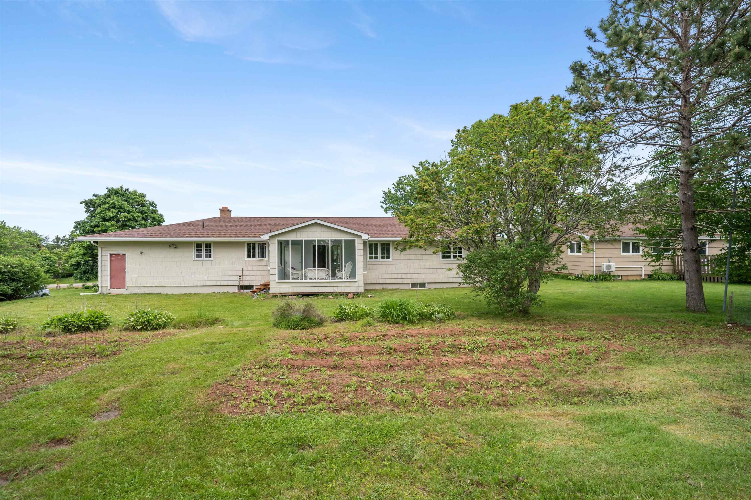 $399,900.00: 44 Meadow Park Drive, East Amherst