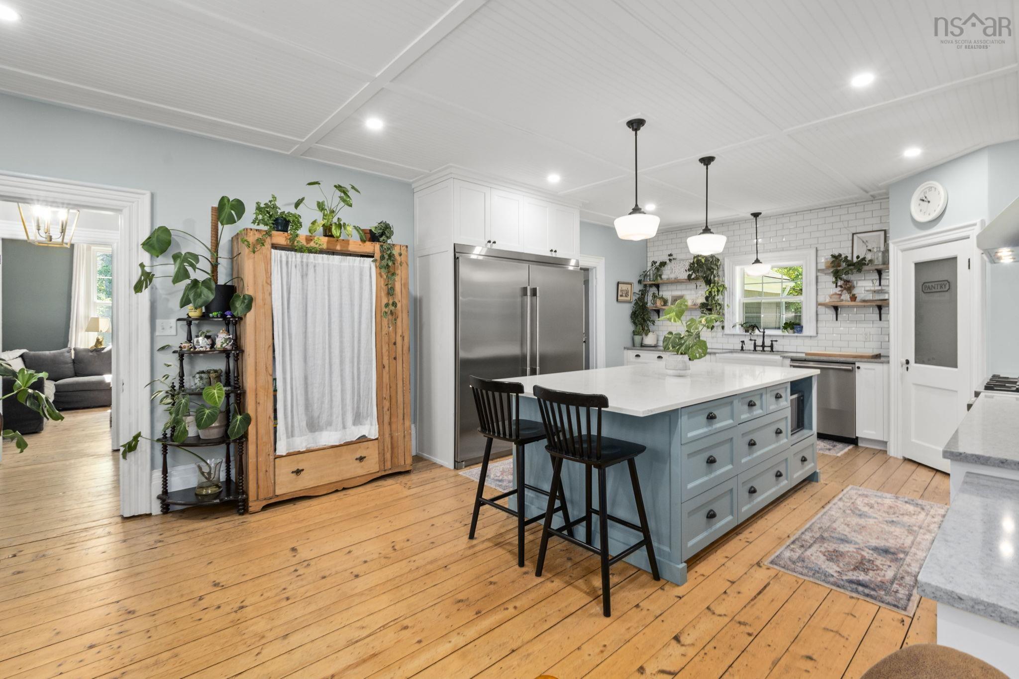 $649,900.00: 3473 Highway 215, Centre Burlington