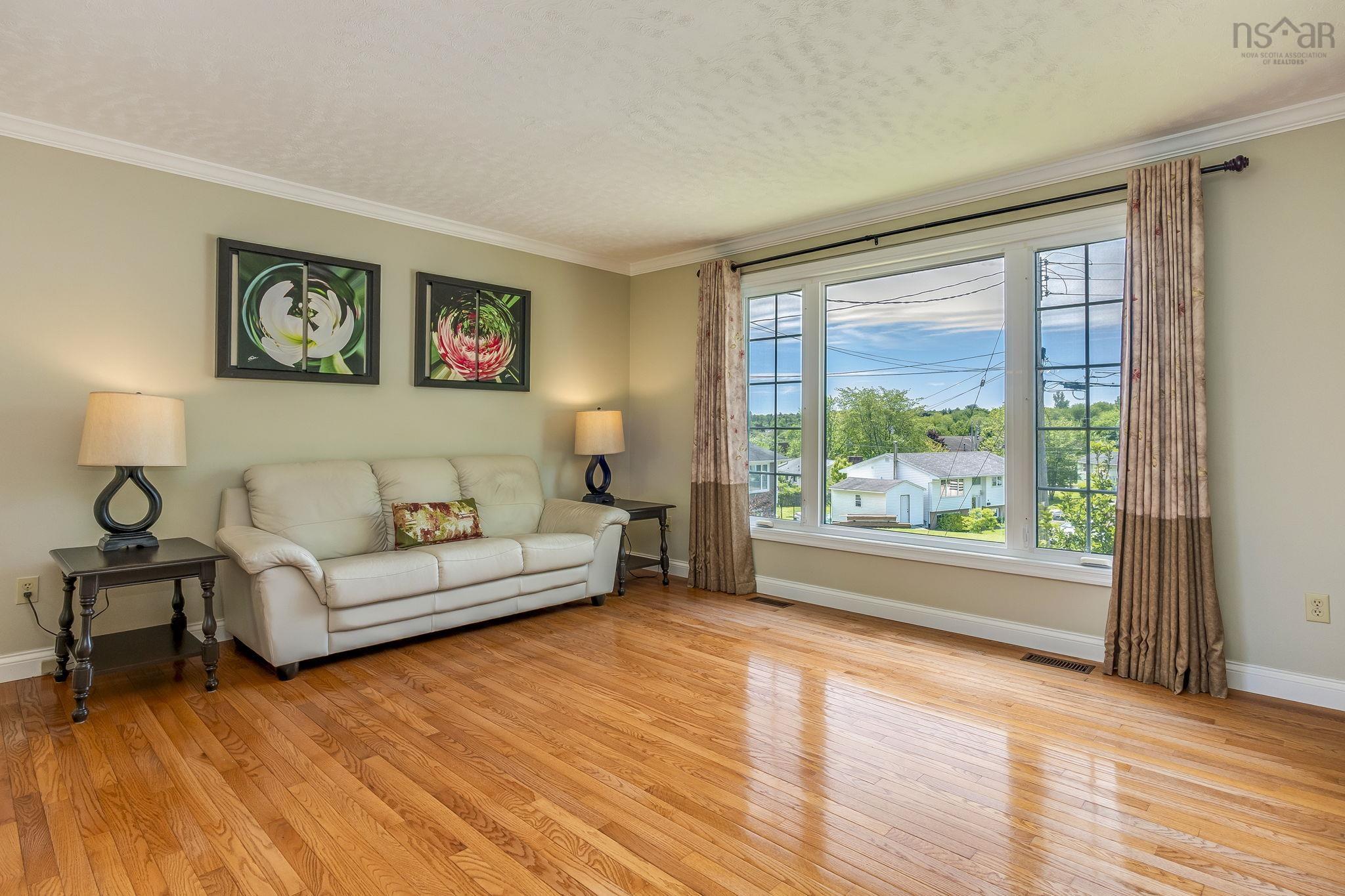 $569,000.00: 28 Eastwood Court, Forest Hills