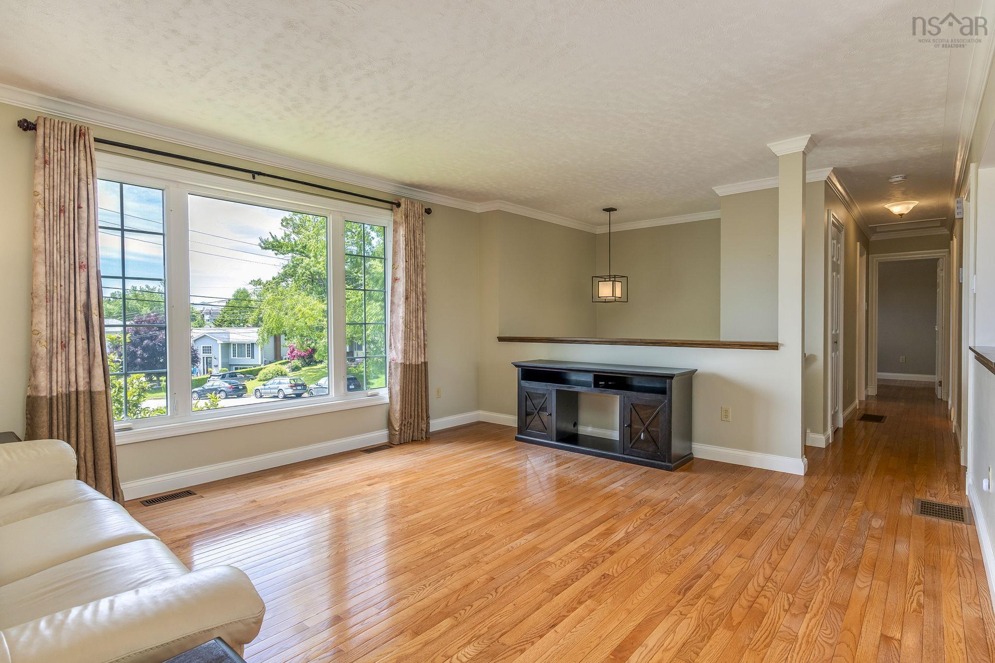 $569,000.00: 28 Eastwood Court, Forest Hills