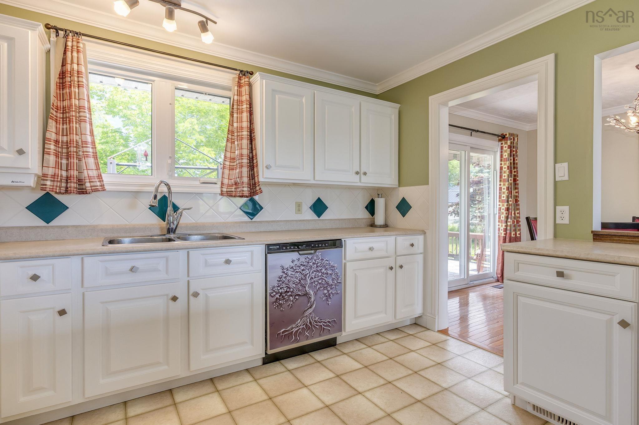 $569,000.00: 28 Eastwood Court, Forest Hills