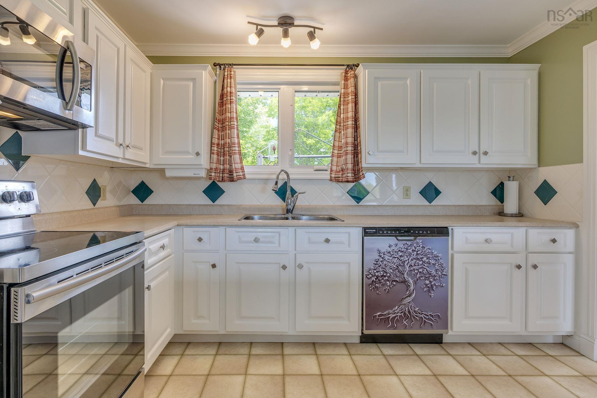 $569,000.00: 28 Eastwood Court, Forest Hills